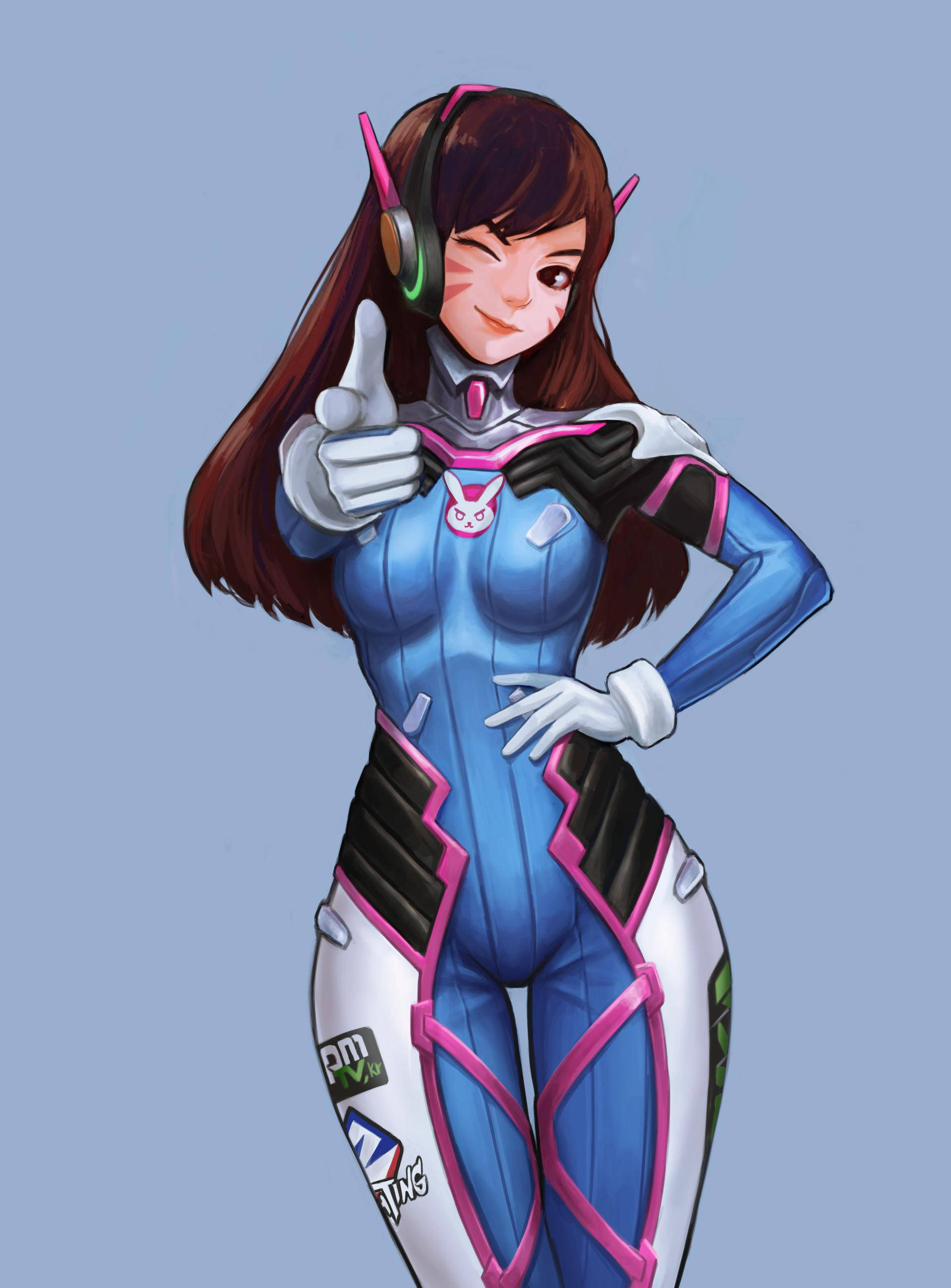 D.Va 桌布 壁紙 — 一個開朗的動漫風格女性英雄，身穿藍色、粉紅色和白色的未來感套裝，單手豎起大拇指，自信地微笑。