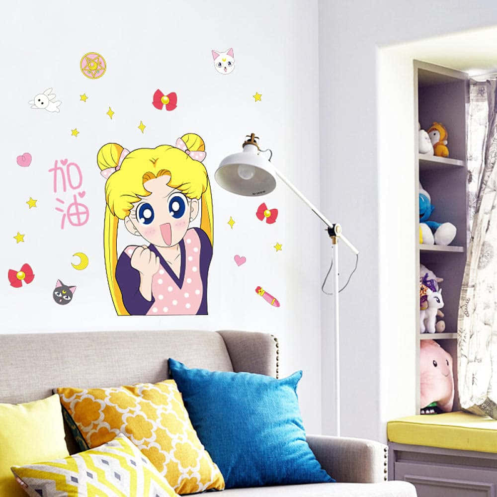 Cute Anime Bedroom 桌布 壁紙 — 一個開朗的動漫風格美少女戰士牆貼裝飾著一個舒適的客廳，配有色彩繽紛的枕頭和毛絨玩具。
