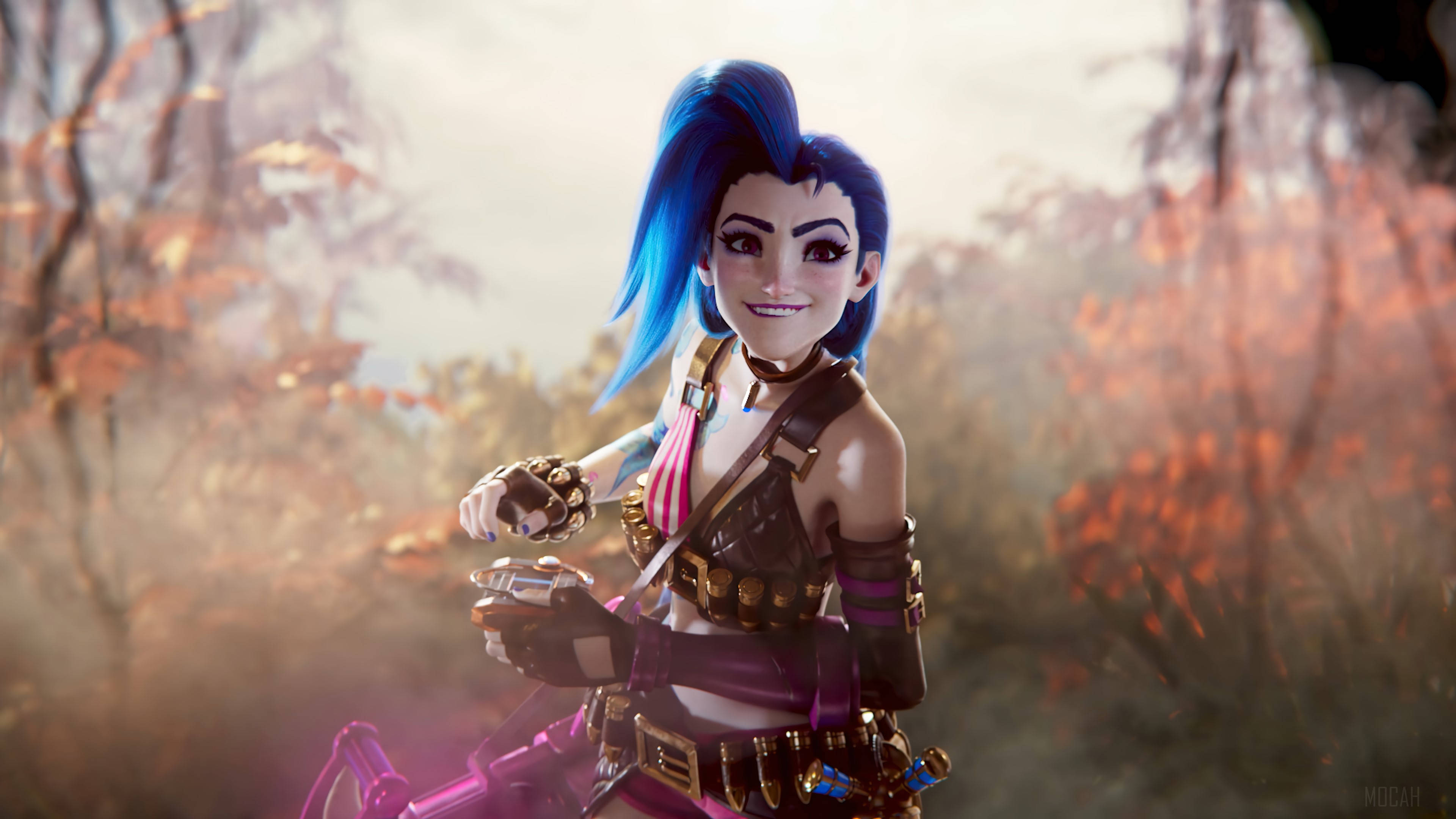 Jinx 桌布 壁紙 — 一個開朗的動漫風格角色，藍色頭髮和粉紅色裝備，在霧濛濛的秋林中微笑著手持武器。