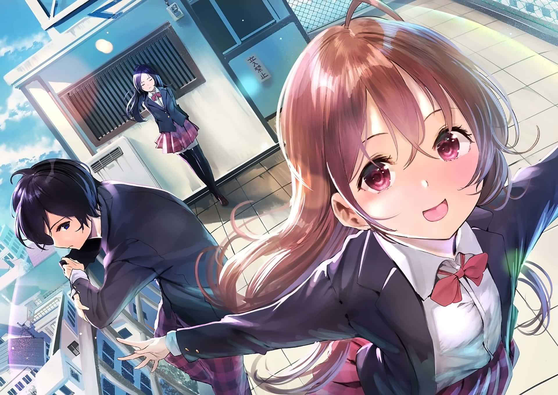 動漫女孩 桌布 壁紙 — 一個開朗的動畫女學生穿著校服，燦爛地微笑並伸出手，背景是城市景觀和兩個同學。