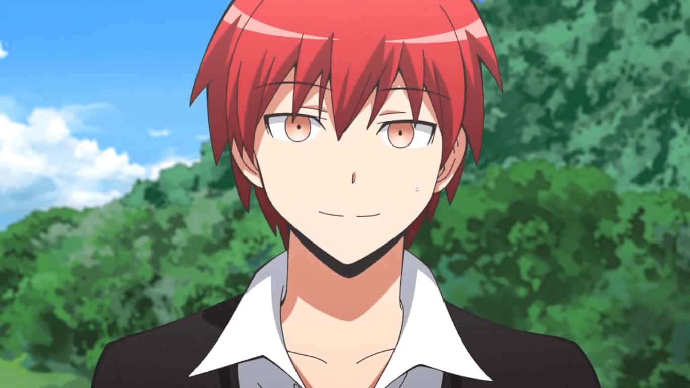 Assassination Classroom 桌布 壁紙 — 一個開朗的動畫男孩，有著尖刺的紅髮和溫暖的眼睛，在明亮的藍天和茂密的綠樹前溫柔地微笑。