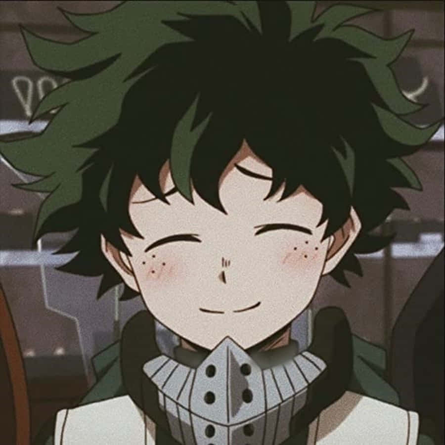 Aesthetic Anime Profile 桌布 壁紙 — 一個開朗的動畫男孩，有著尖刺的綠色頭髮和溫柔的微笑，穿著精細的裝甲領，背景是模糊的城市。
