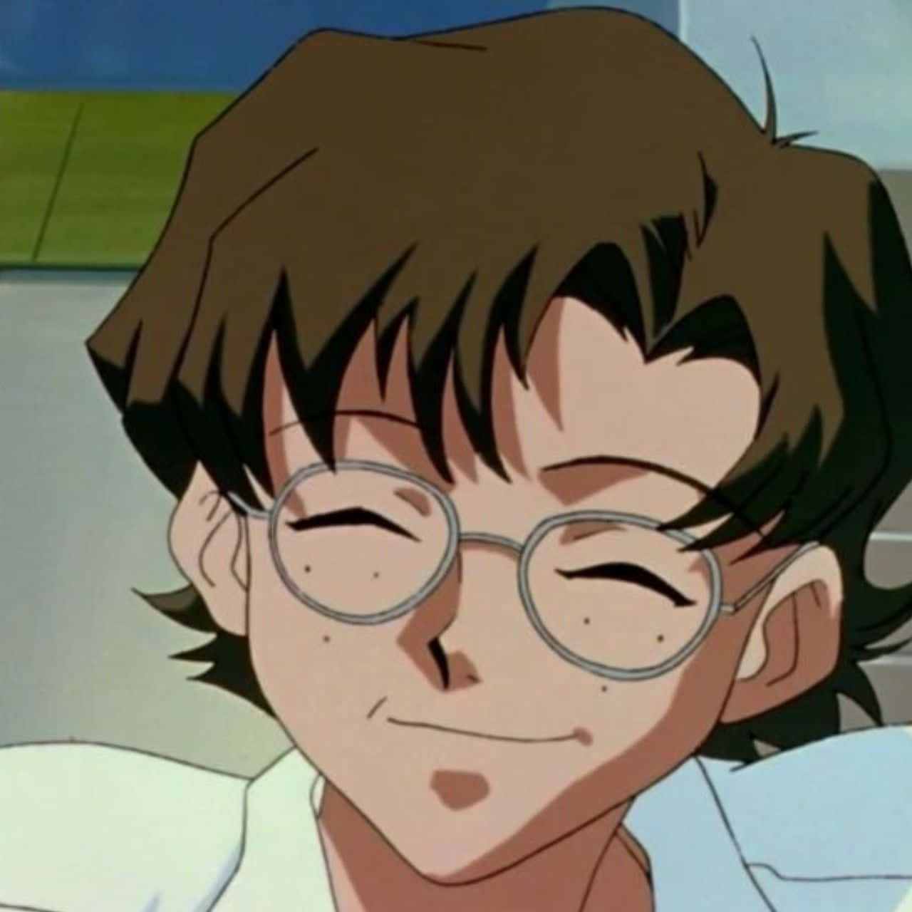Kensuke Aida 桌布 壁紙 — 一個開朗的動畫男孩，棕色頭髮，戴著圓框眼鏡，閉著眼睛溫暖地微笑。