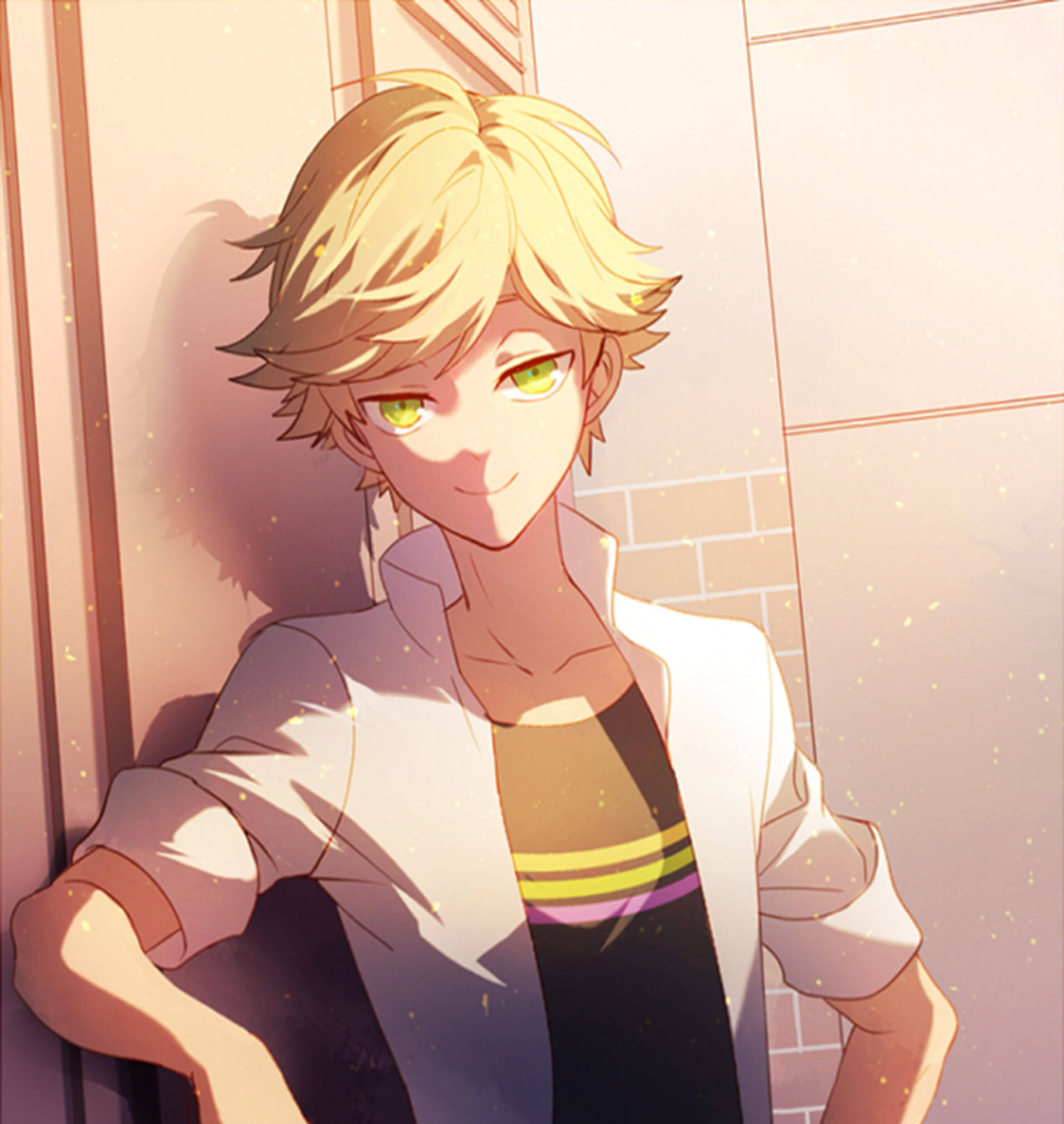 Adrien 桌布 壁紙 — 一個開朗的動畫男孩，金髮碧綠的眼睛，靠在一面沐浴在溫暖夕陽光中的牆上。