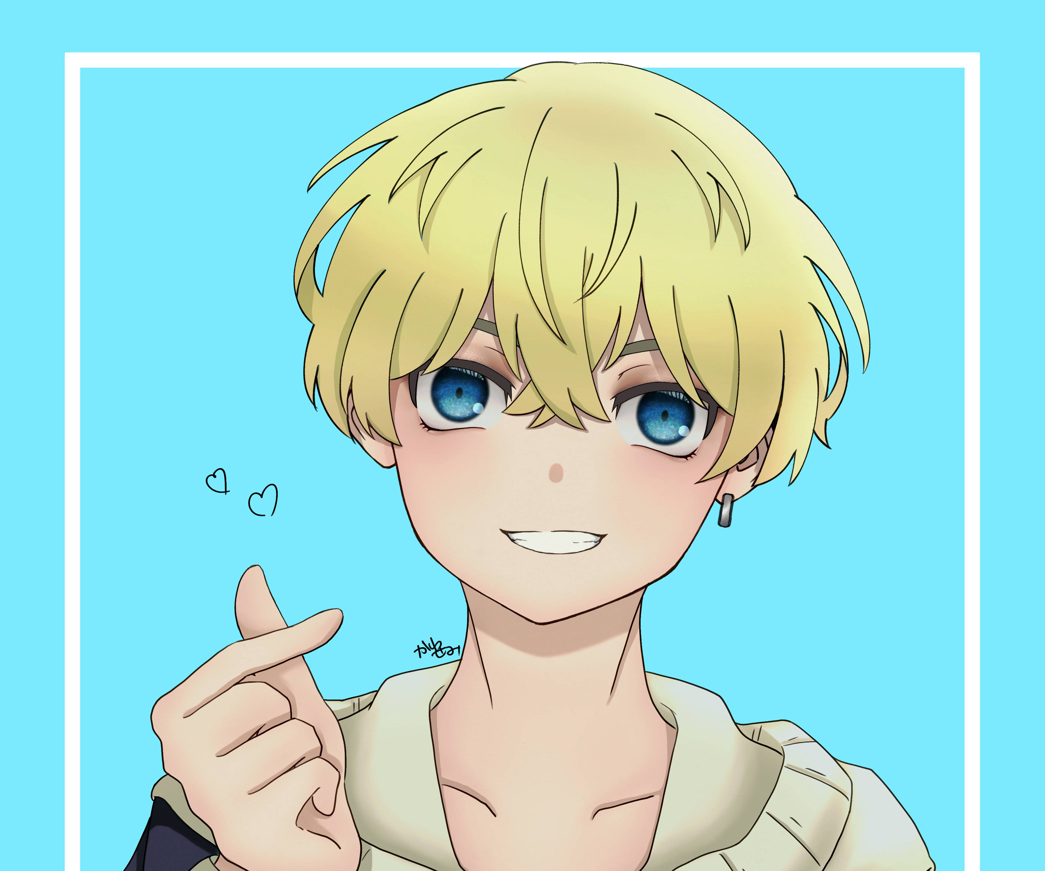 chifuyu matsuno 桌布 壁紙 — 一個開朗的動畫男孩，金髮藍眼，在淺藍色背景前微笑著做出手指愛心手勢。