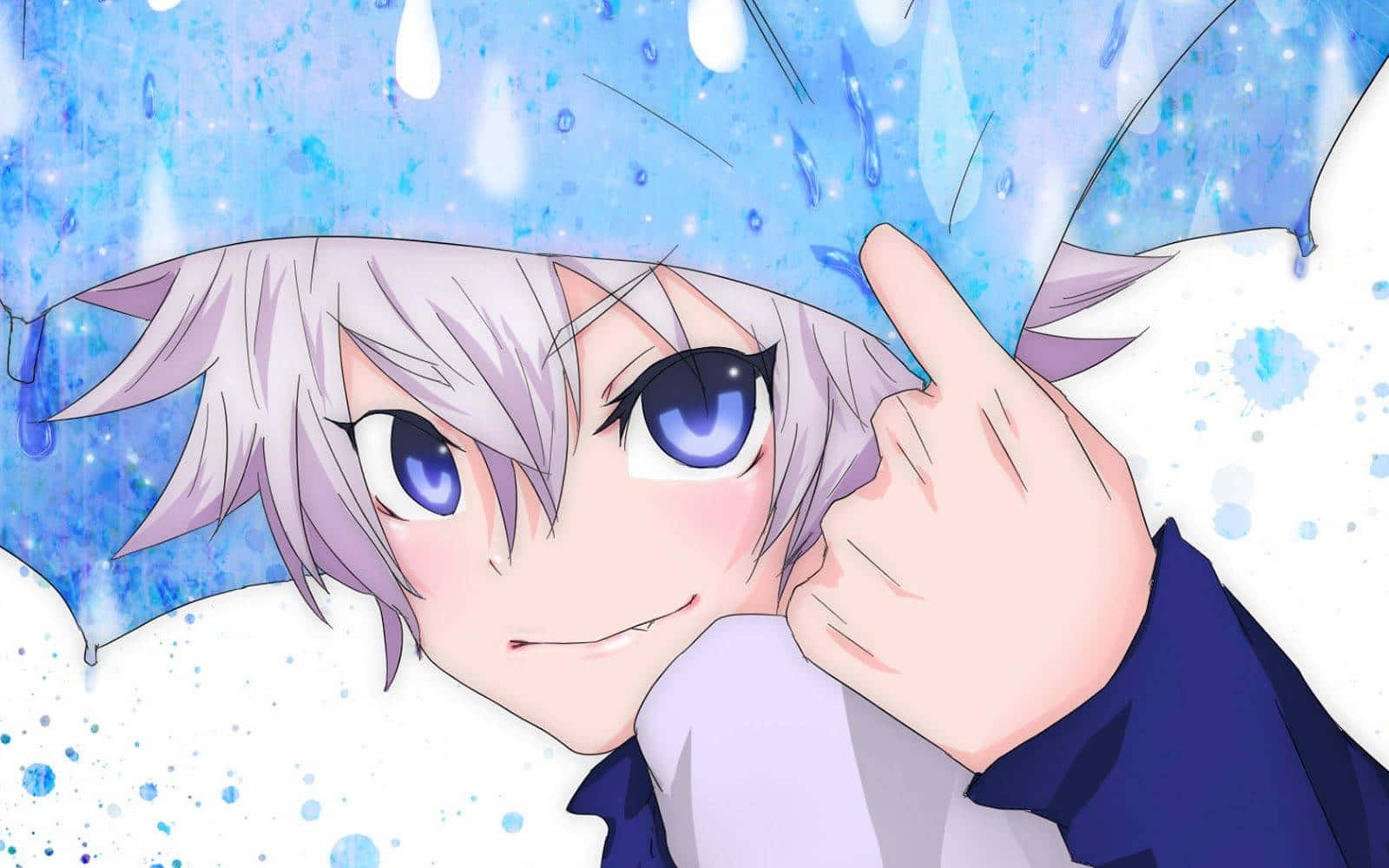Cute Anime Boy 桌布 壁紙 — 一個開朗的動畫男孩，銀色頭髮和藍色眼睛，在藍色雨傘下微笑，雨滴落在他周圍。