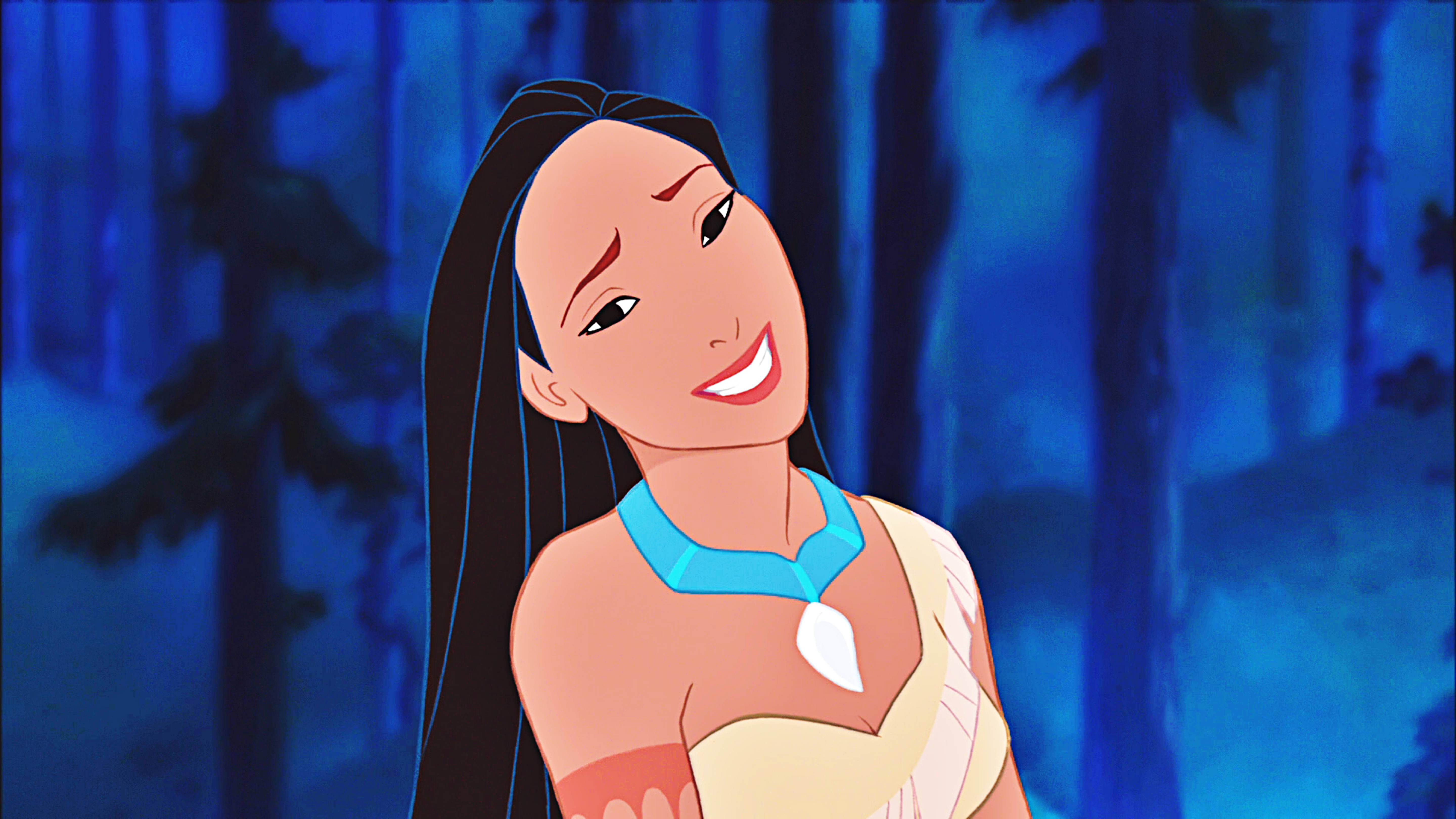 Pocahontas 桌布 壁紙 — 一個開朗的動畫美洲原住民女孩，長長的黑髮，在深夜的深藍色森林中溫暖地微笑。