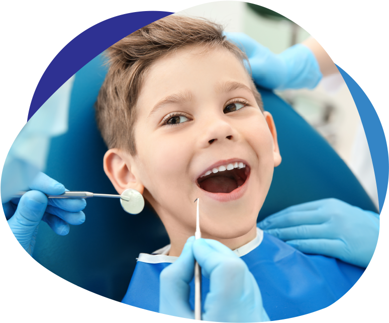 Dentist 桌布 壁紙 — 一個開朗的小男孩在牙科椅上燦爛地微笑，戴著手套的手用牙科工具檢查他的牙齒。