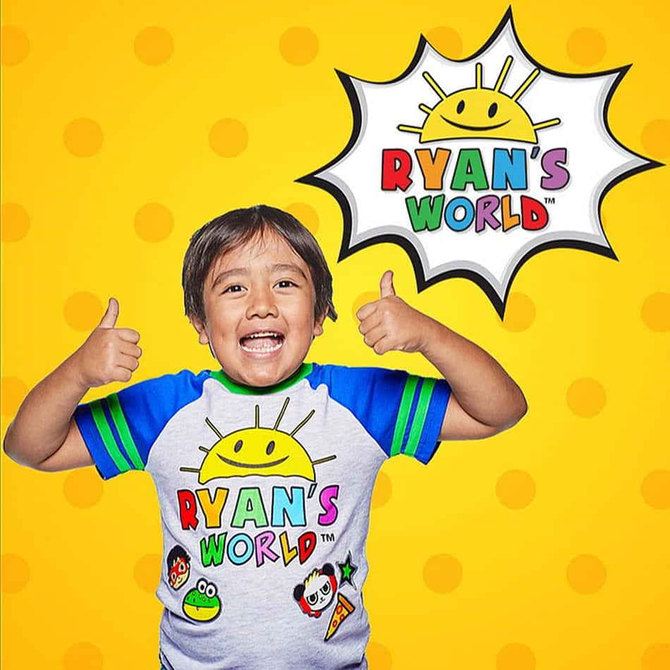 YouTube Banner 桌布 壁紙 — 一個開朗的小男孩穿著Ryan's World T恤，在明亮的黃色圓點背景前豎起兩個大拇指。