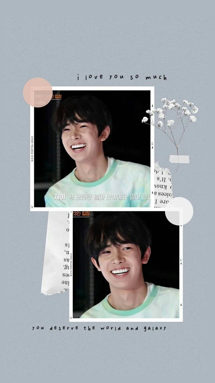 Kpop Aesthetic 桌布 壁紙 — 一個開朗的年輕人在兩個重疊的相框中燦爛地微笑，背景是柔和的灰色，帶有花卉點綴和浪漫文字。