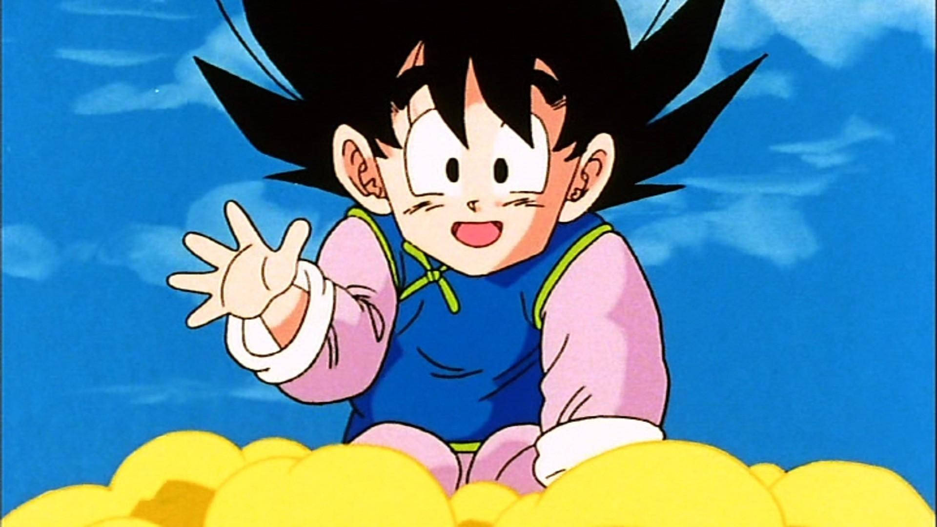 Goten 桌布 壁紙 — 一個開朗的年輕動畫男孩，有著刺蝟般的黑髮，坐在一堆黃色球體上，背景是明亮的藍天。
