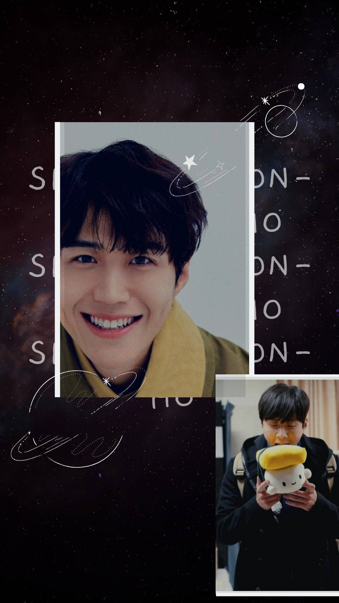 Kim Seon Ho 桌布 壁紙 — 一個開朗的年輕男子戴著黃色圍巾，在星光宇宙背景上微笑，背景有浮動文字，還有一個較小的插圖顯示他抱著毛絨玩具。