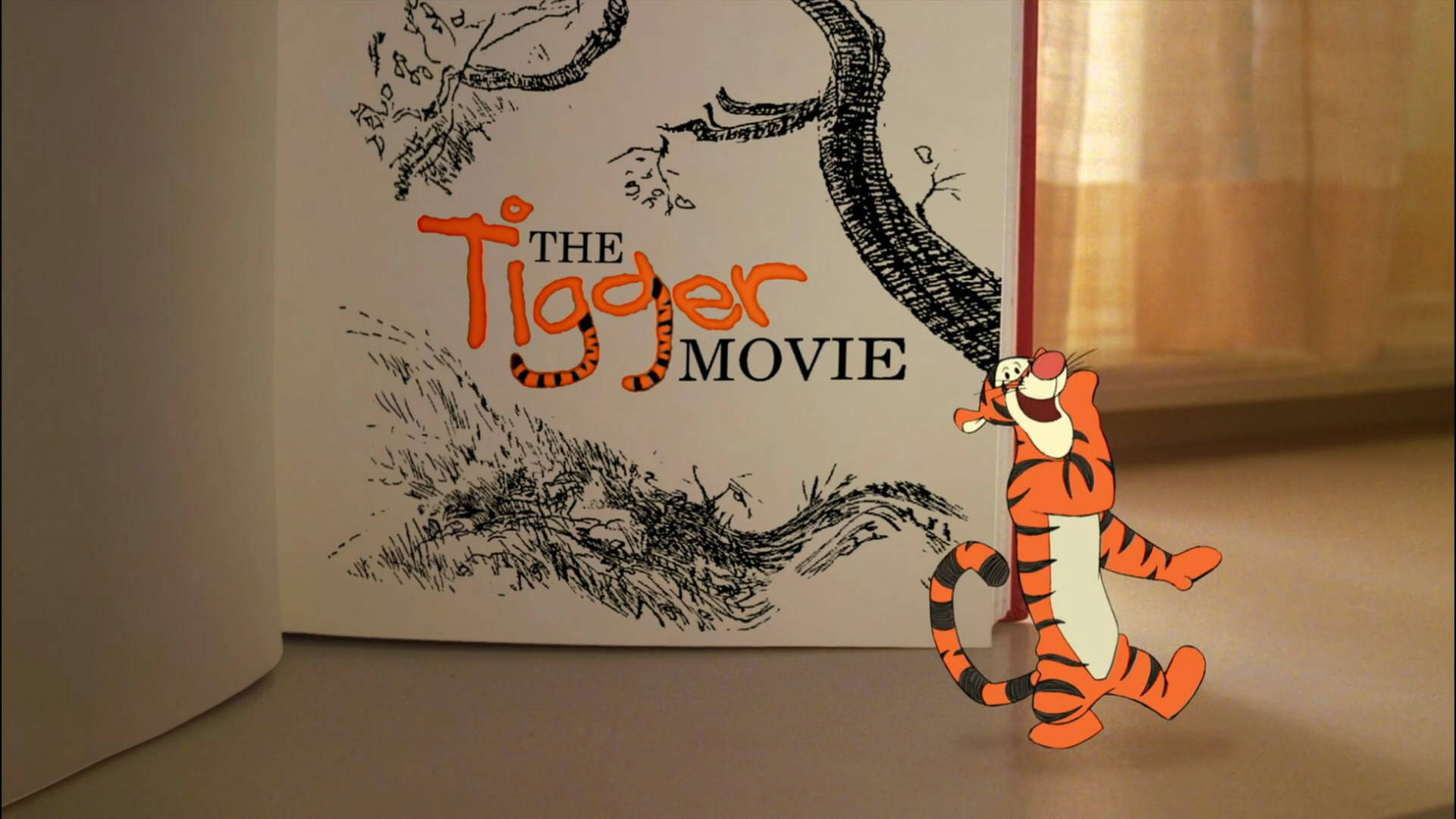 Tigger 桌布 壁紙 — 一個開朗的橙色老虎公仔從一本名為《The Tigger Movie》的打開書本中跳出，書中有素描風格的樹木插圖。