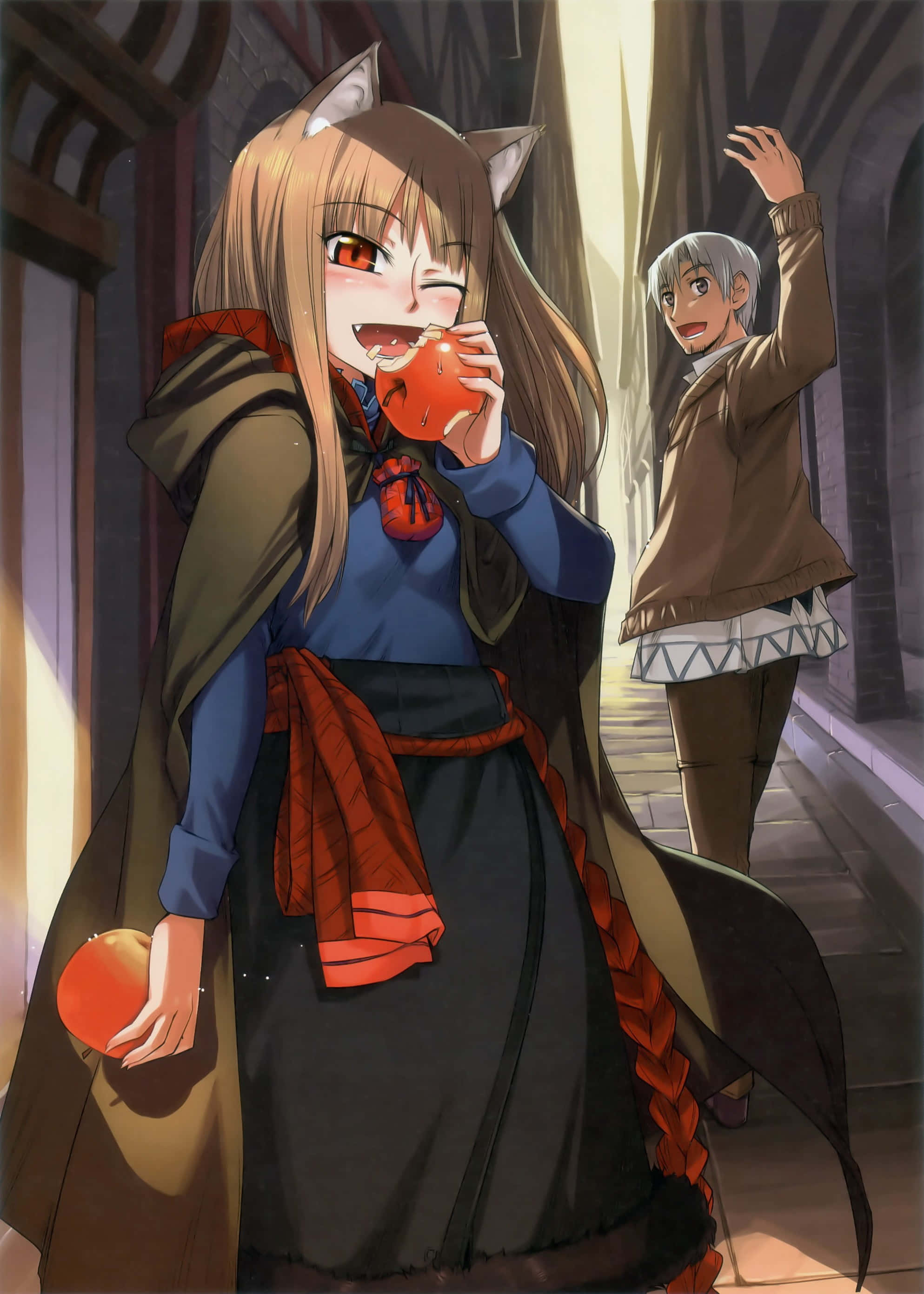 Spice And Wolf 桌布 壁紙 — 一個開朗的狐耳少女披著斗篷，在陽光普照的小巷裡開心地咬著一個紅蘋果，而一個驚訝的男孩在她身後揮手。