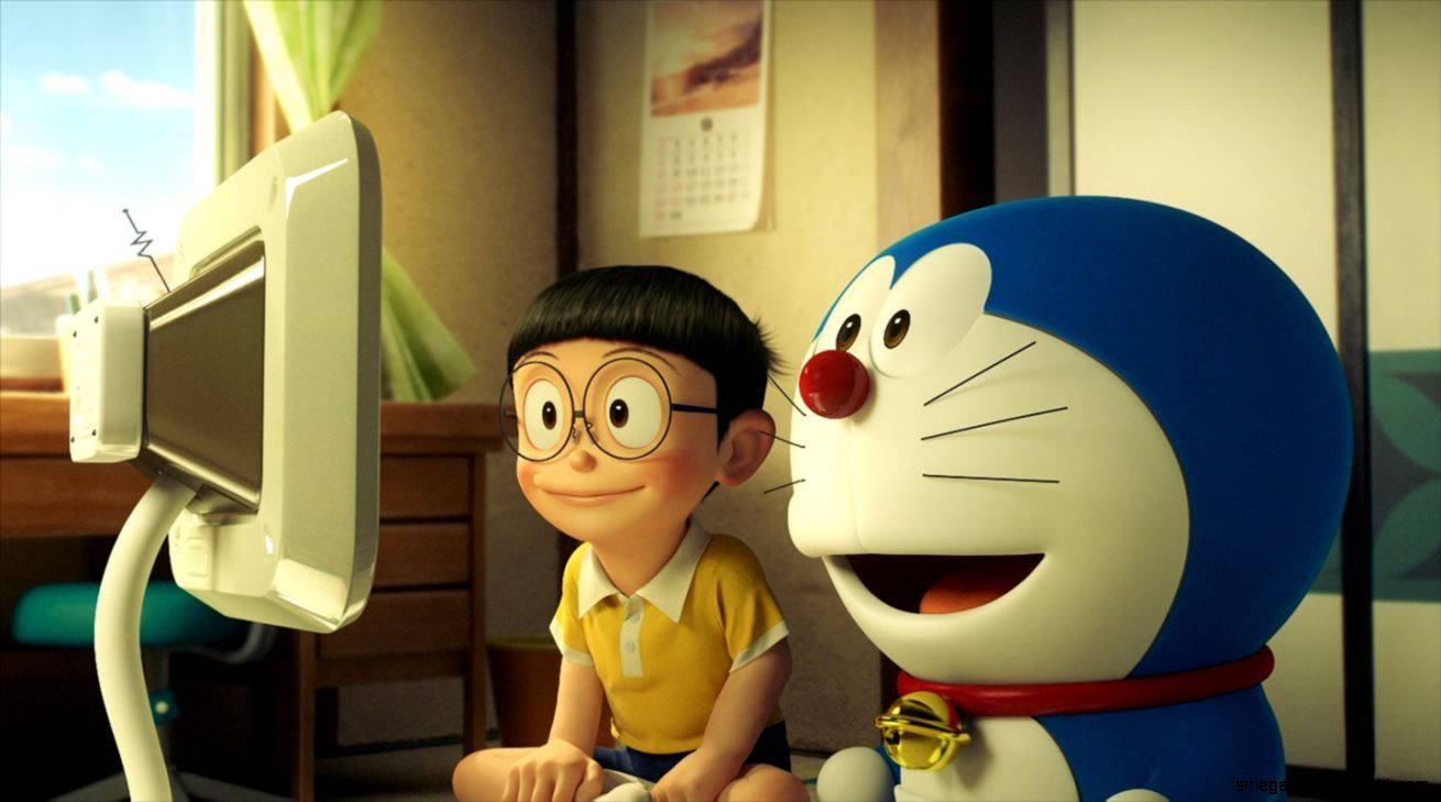 Doraemon And Nobita 桌布 壁紙 — 一個開朗的男孩和藍色機器貓一起坐在陽光充足的房間裡，看著舊電腦顯示器。