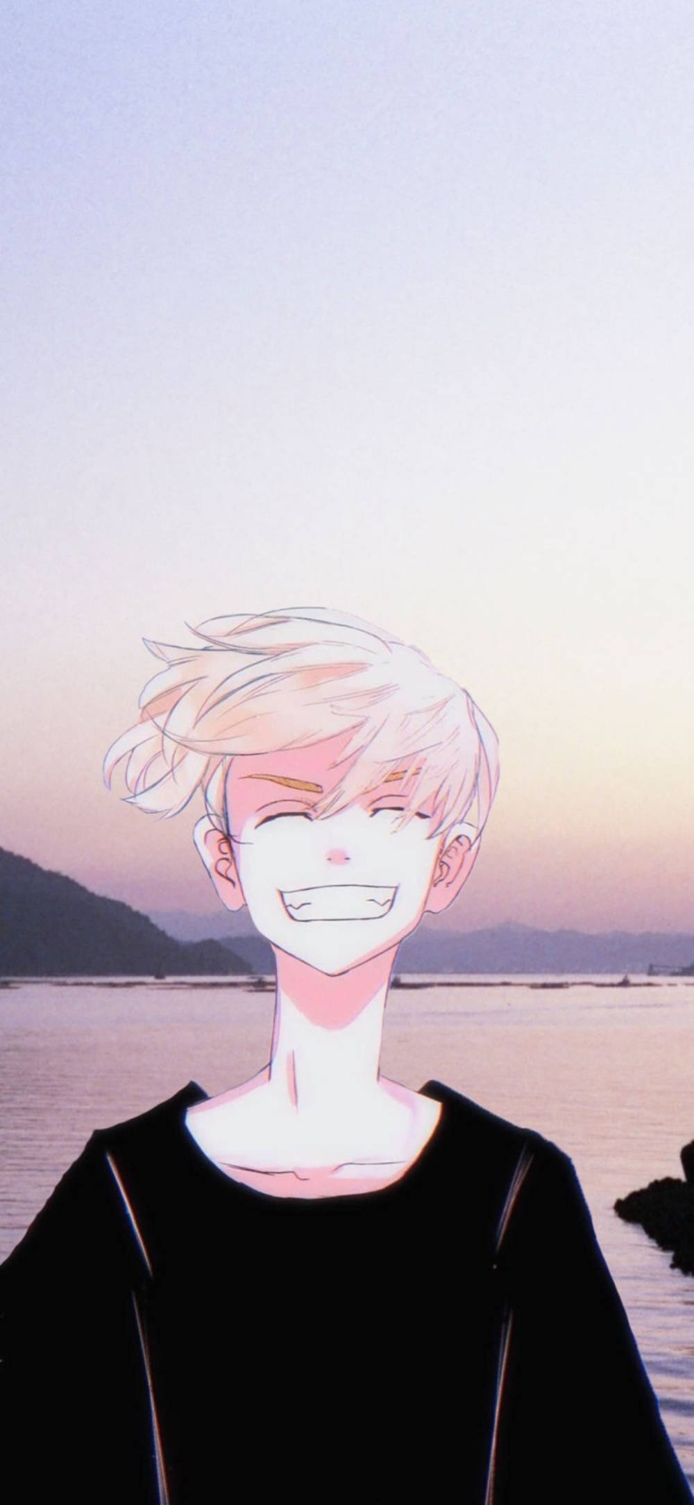 mikey 桌布 壁紙 — 一個開朗的白髮動漫男孩，在平靜的日落水面和遠山背景下咧嘴而笑。