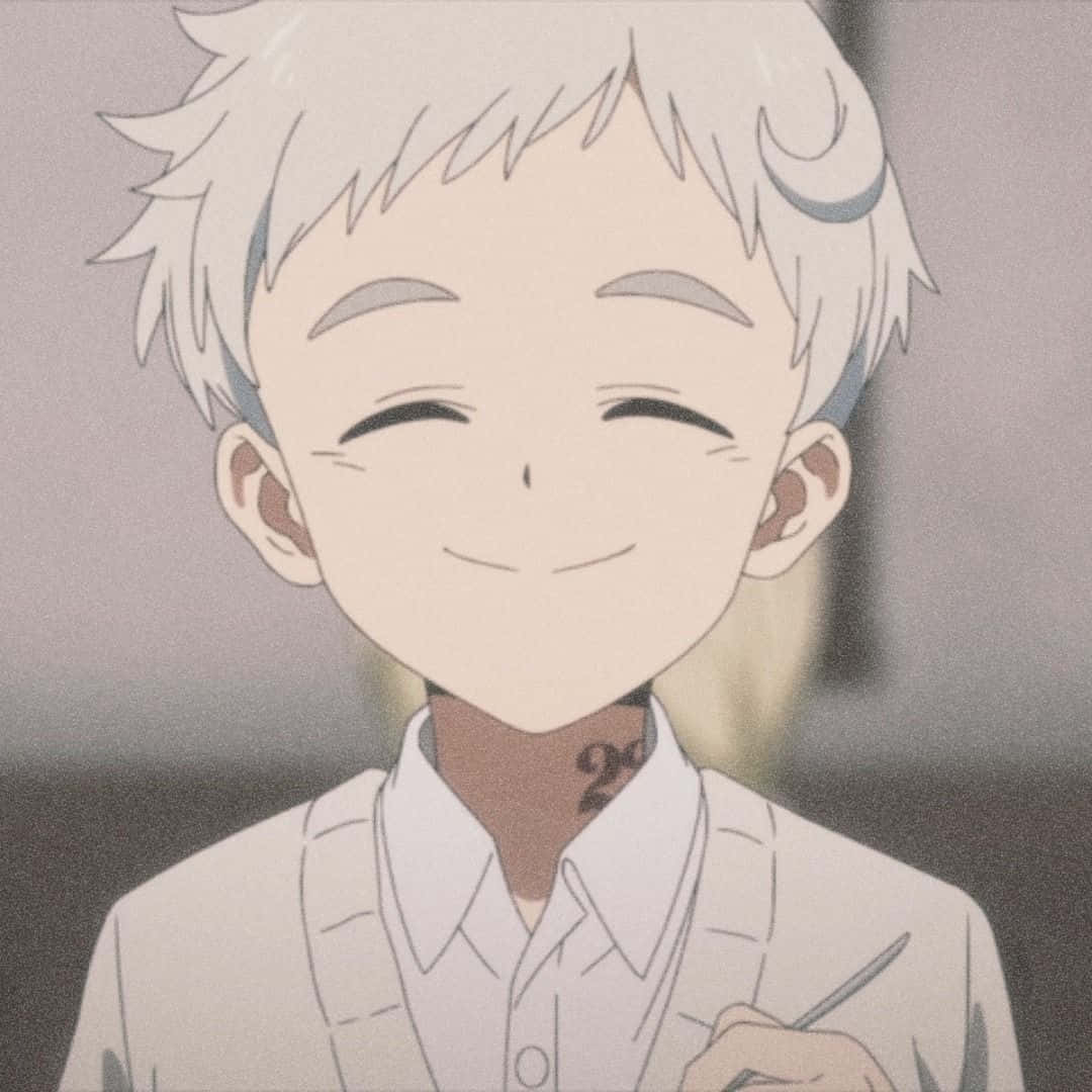 The Promised Neverland Norman 桌布 壁紙 — 一個開朗的白髮動畫男孩，頸上有刺青，拿著筆溫暖地微笑。