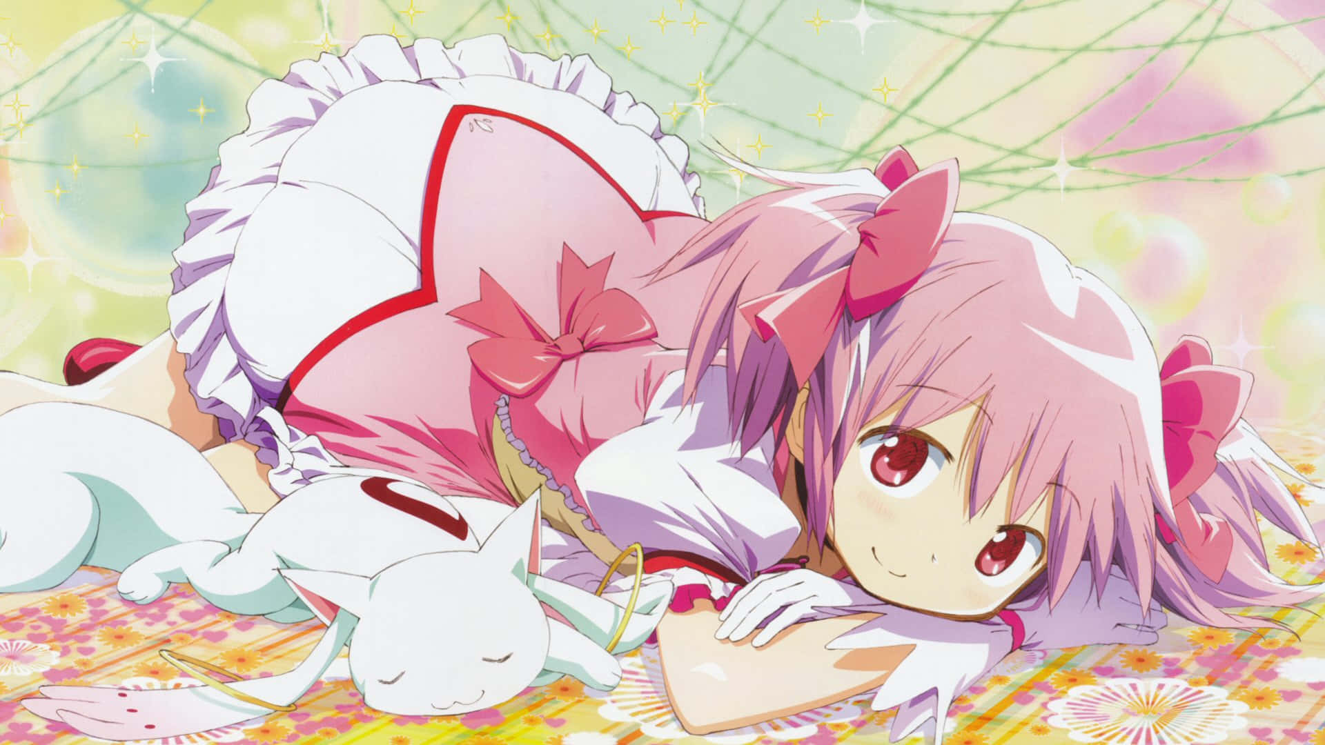 Madoka Magica 桌布 壁紙 — 一個開朗的粉紅色頭髮動漫女孩穿著荷葉邊女僕裝，躺在閃爍燈光下的花卉毯子上，旁邊有一隻睡著的白貓。