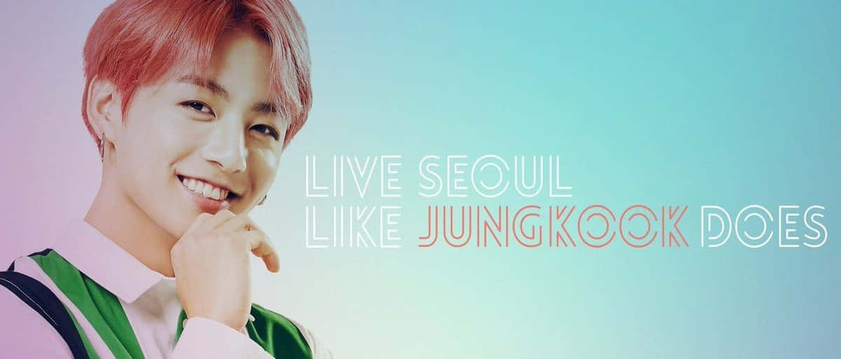 Jungkook 桌布 壁紙 — 一個開朗的紅髮年輕男子微笑著，將下巴擱在手上，背景是柔和的漸變色並帶有文字。