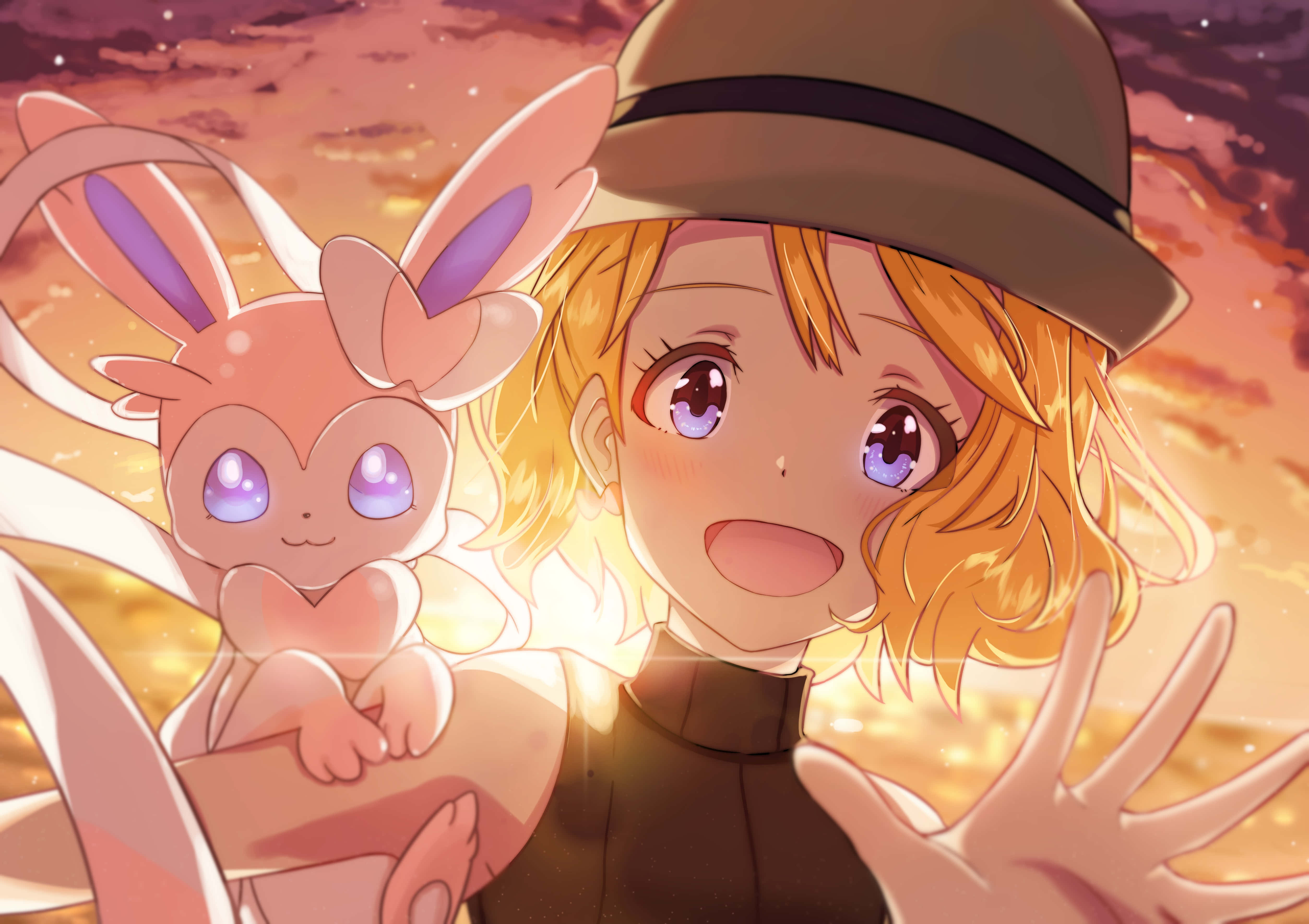 Cute Sylveon 桌布 壁紙 — 一個開朗的金髮動漫女孩戴著帽子，在溫暖的日落天空下抱著發光的粉紅色伊布。