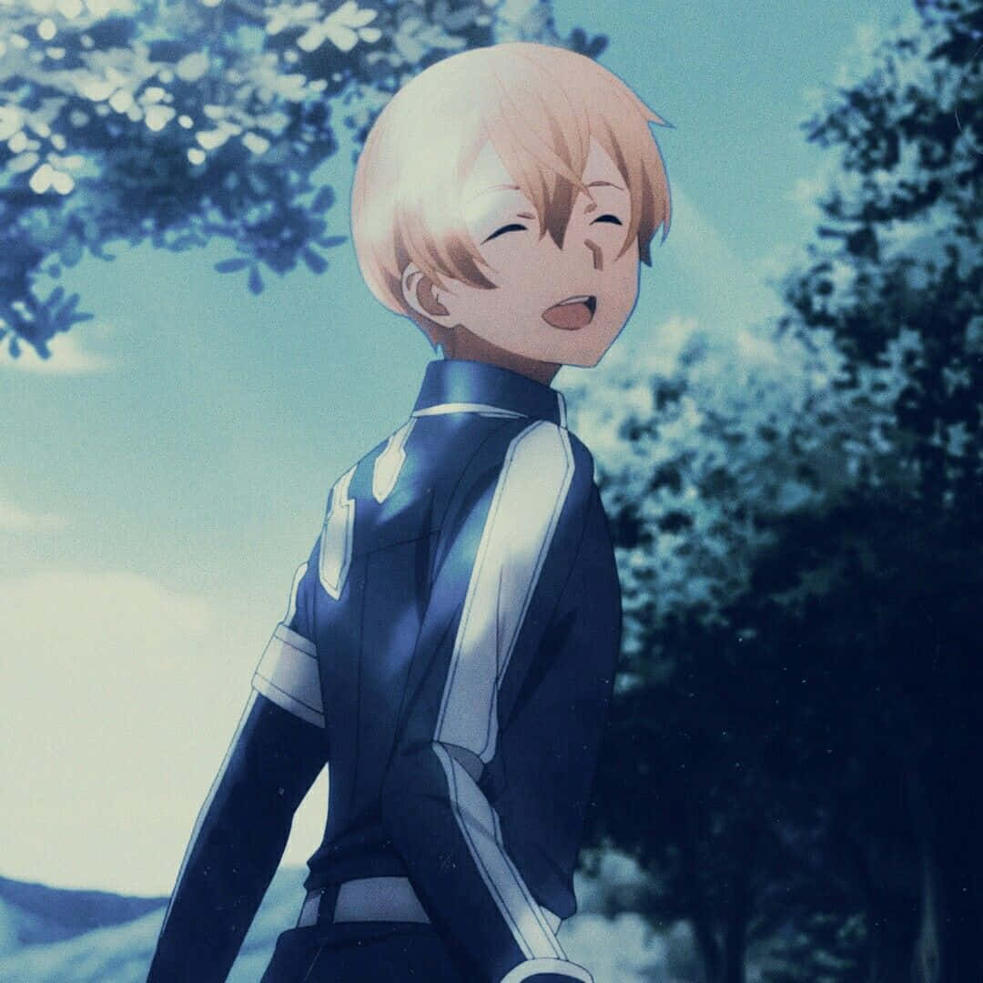 Sword Art Online Eugeo 桌布 壁紙 — 一個開朗的金髮動漫男孩在藍色調的森林空地中回頭微笑。