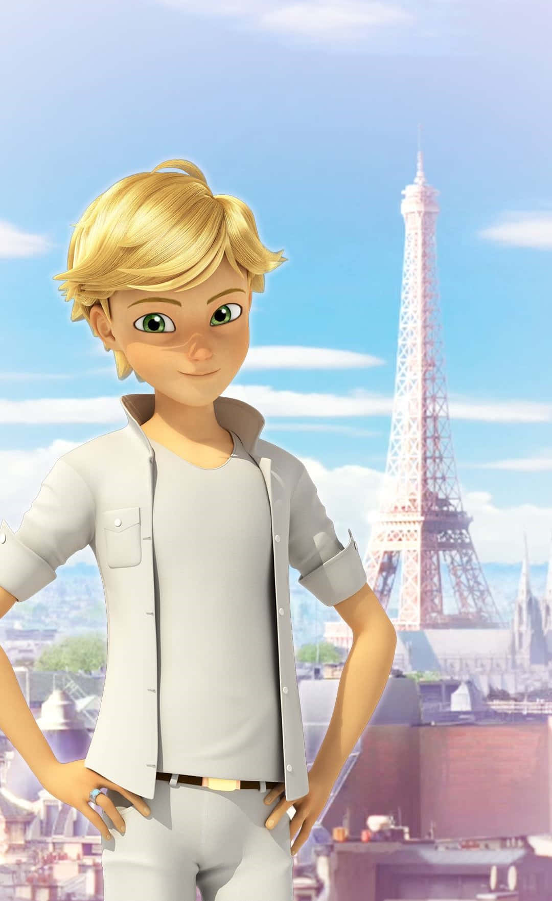 Adrien Agreste 桌布 壁紙 — 一個開朗的金髮動漫男孩自信地站在艾菲爾鐵塔前，背景是明亮的藍天。