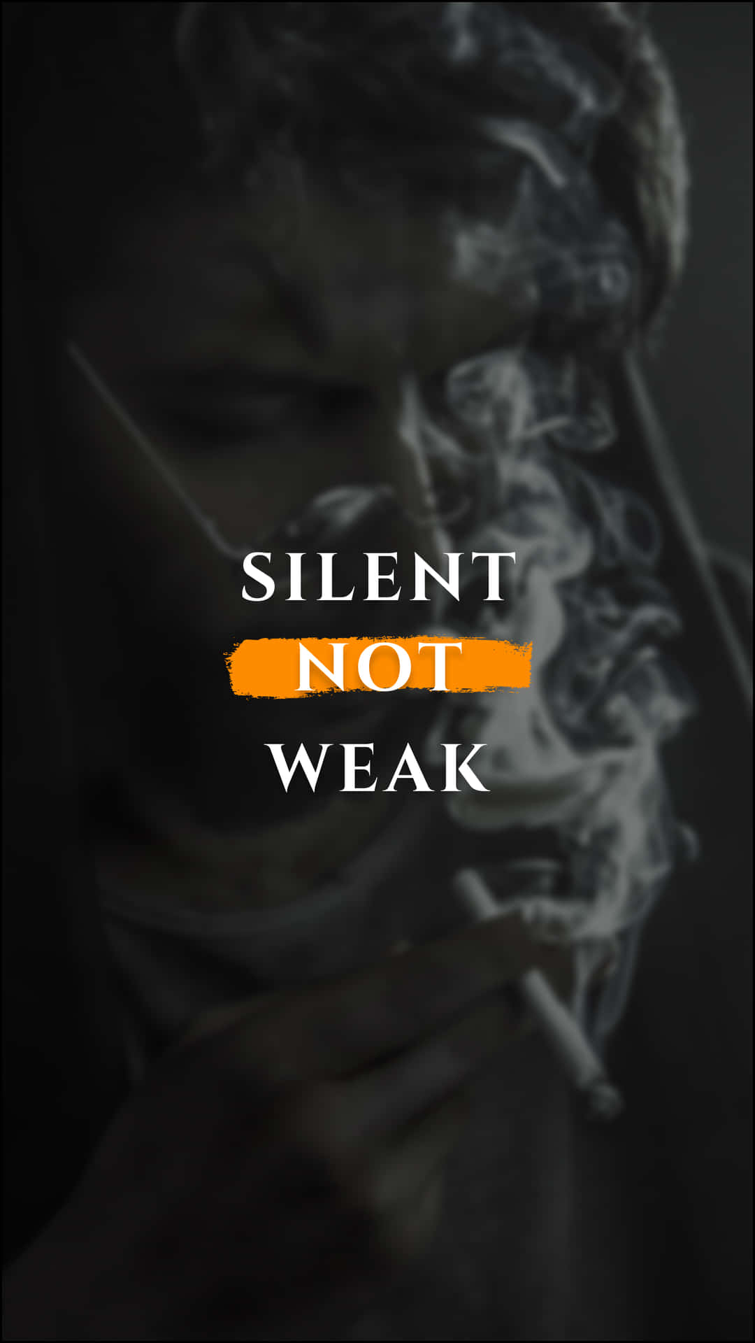 Silent Not Weak Attitude Wallpaper 壁紙 — 一個陰影中的人吸煙，煙霧繚繞，粗體文字寫著 silent not weak。
