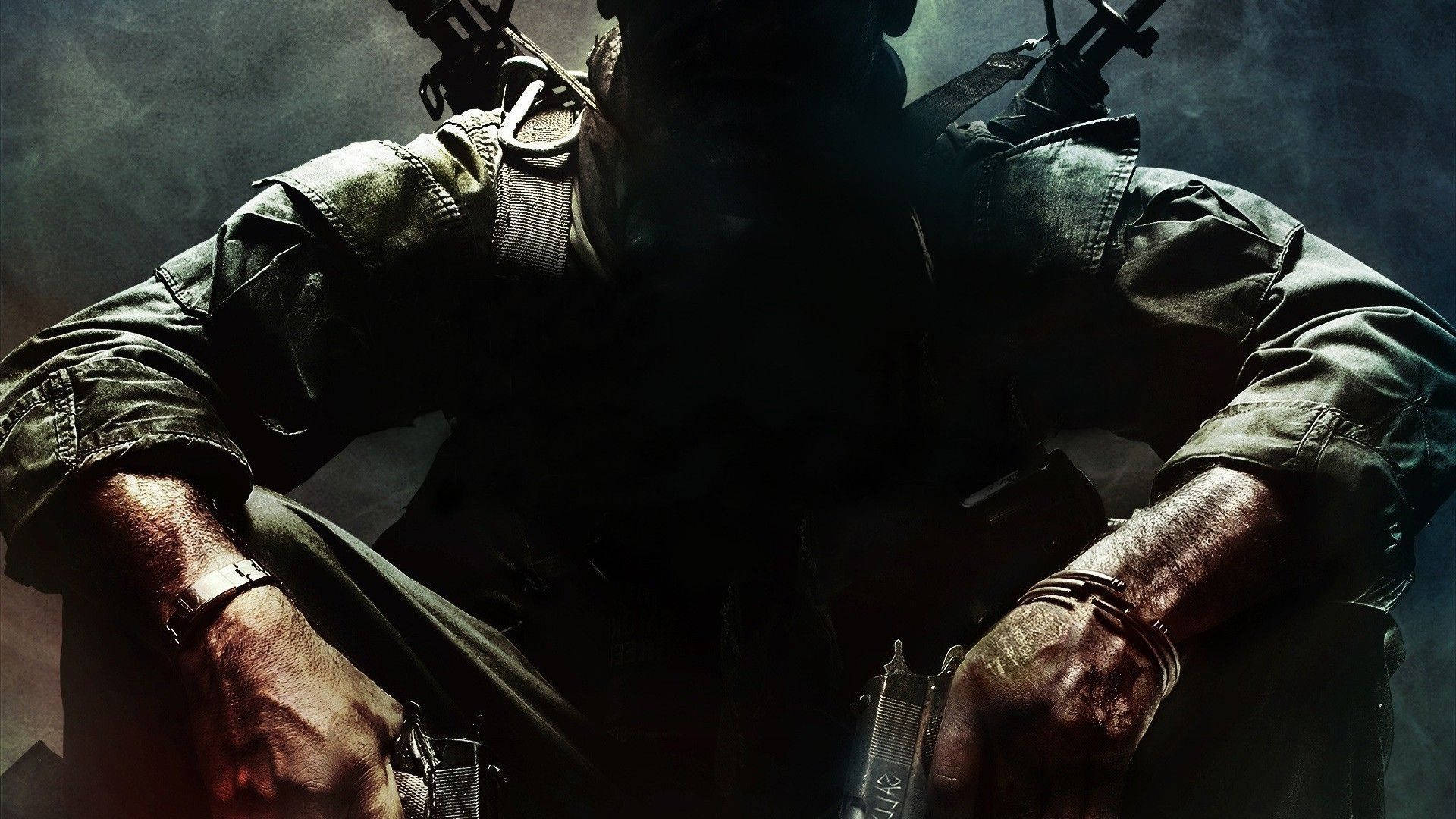 Cod 桌布 壁紙 — 一個陰影中的士兵身穿戰鬥裝備，在戲劇性的煙霧和昏暗燈光下緊握手槍。