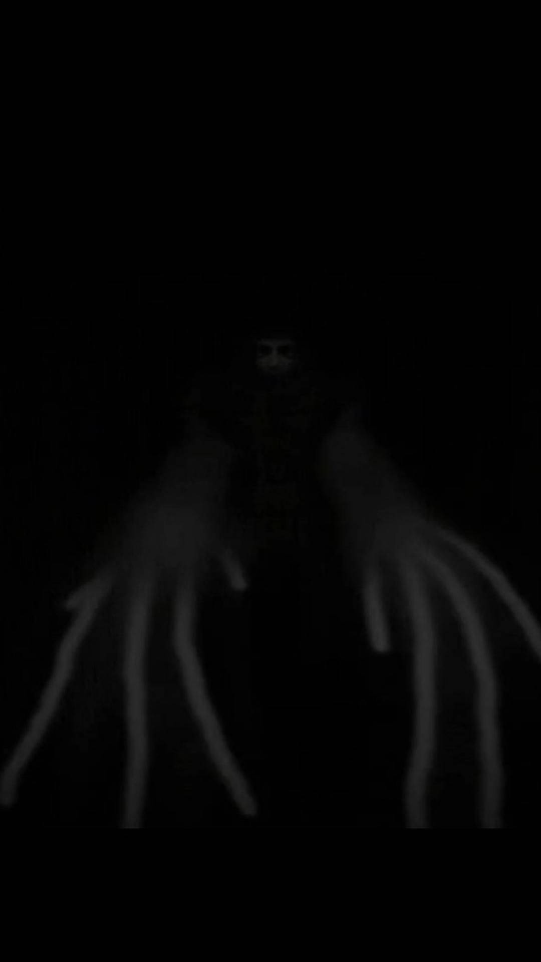 SCP 桌布 壁紙 — 一個陰暗的人形身影，有著發光的眼睛和長爪的手，從黑暗中出現在恐怖場景中。