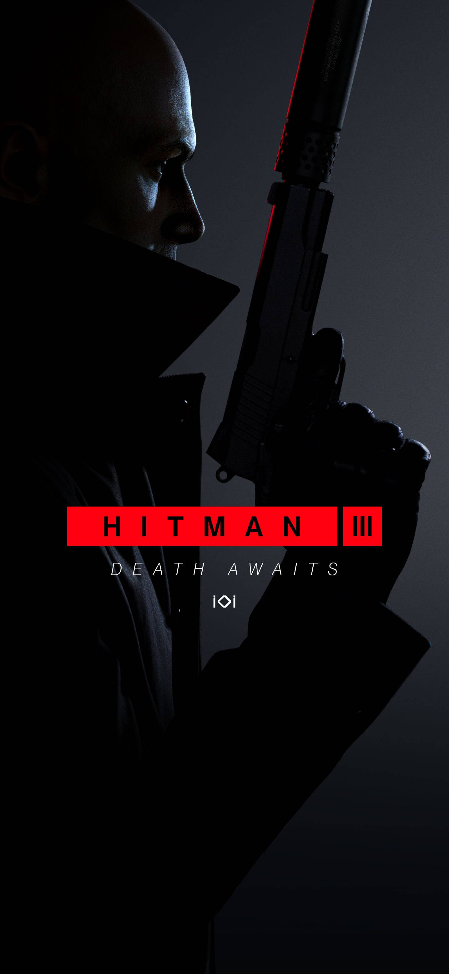 Hitman Phone 桌布 壁紙 — 一個陰暗的光頭刺客穿著風衣，在黑暗背景中手持手槍，並帶有紅色遊戲標題文字。