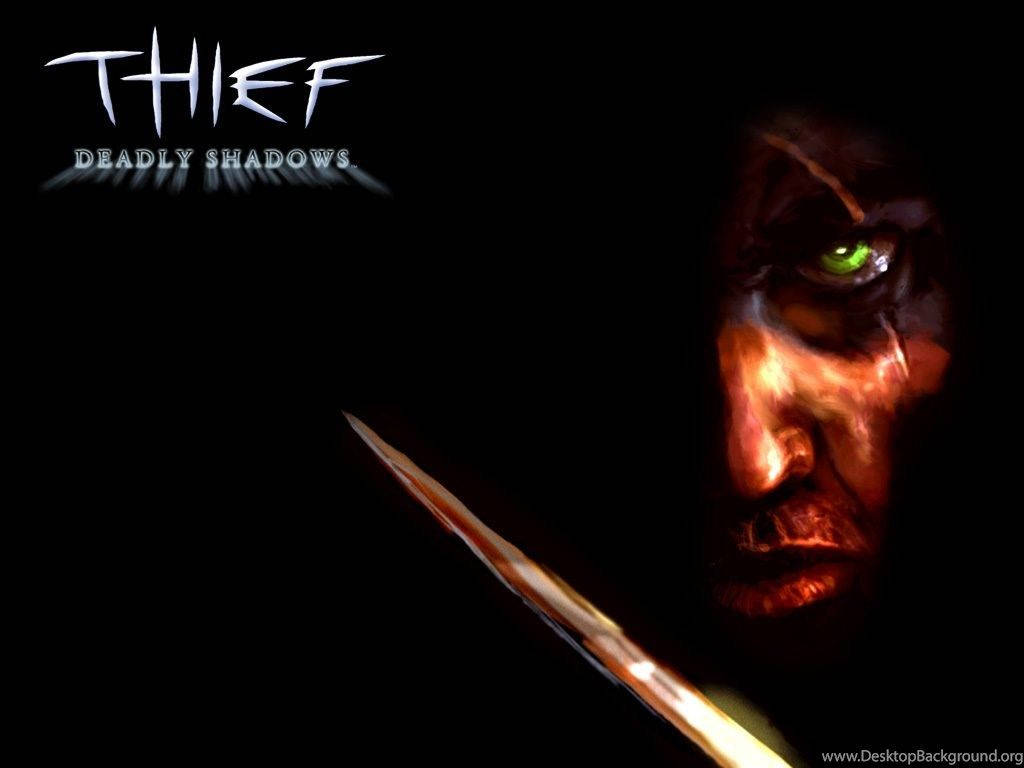 Thief 桌布 壁紙 — 一個陰暗的兜帽人物，擁有發光的綠色眼睛，刀刃在黑暗中閃爍，標題為「Thief Deadly Shadows」。