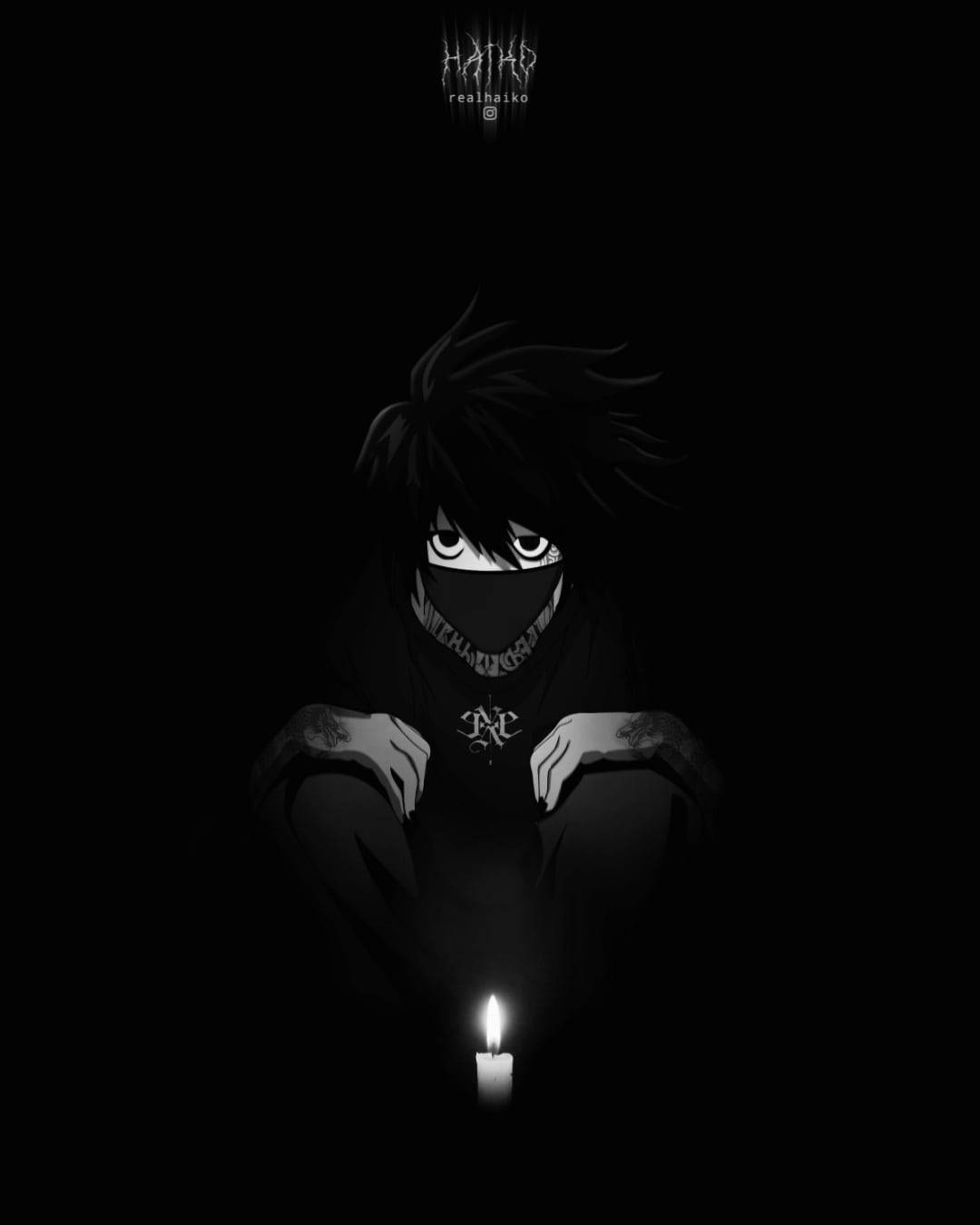 死亡筆記本 桌布 壁紙 — 一個陰暗的動漫角色，眼睛發光，戴著面具，在絕對黑暗中手持一根蠟燭。