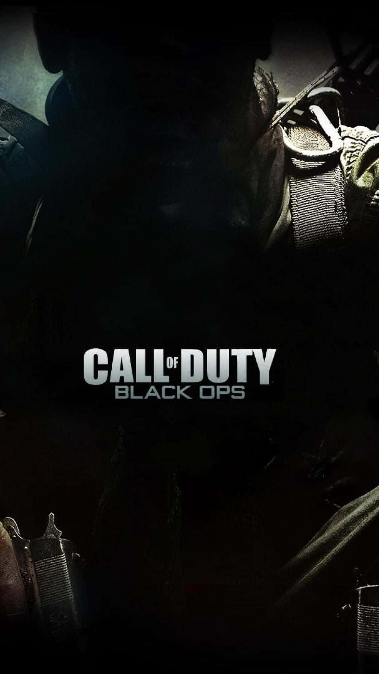Call Of Duty Mobile 桌布 壁紙 — 一個陰暗的士兵穿著戰術裝備，在戲劇性的聚光燈下，在黑暗背景上拿著步槍，並帶有「Call of Duty Black Ops」文字。