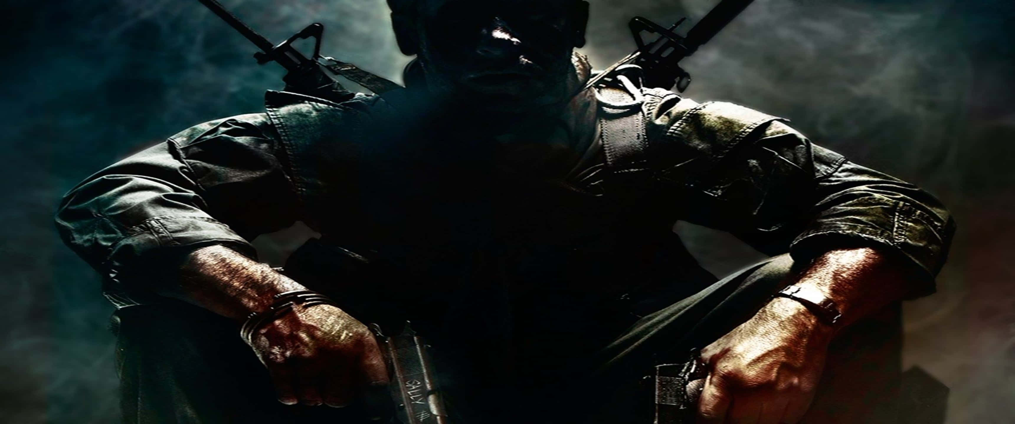 3440x1440p Call Of Duty Black Ops Cold War 桌布 壁紙 — 一個陰暗的士兵身穿戰術裝備，在昏暗煙霧瀰漫的燈光下握著兩把手槍，帶有 gritty 的電影感。