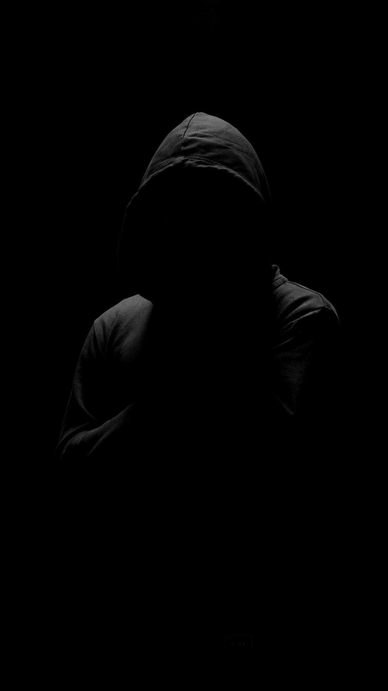 Black 桌布 壁紙 — 一個陰暗的戴帽人影站在近乎完全的黑暗中，只有模糊的輪廓在黑色背景上可見。