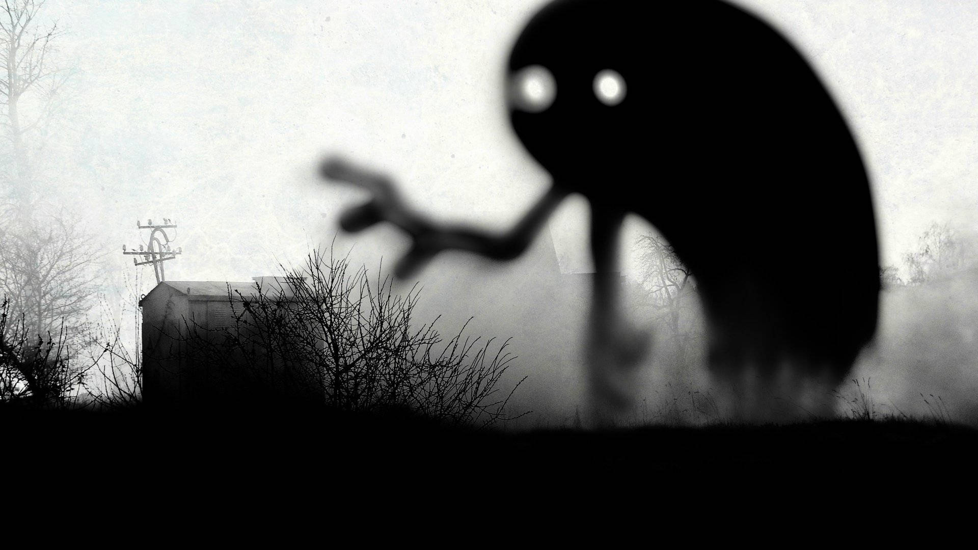 Spooky Aesthetic 桌布 壁紙 — 一個陰暗的生物，眼睛發光，籠罩在一個有霧的鄉村景觀上，有光禿禿的樹木和遠處的棚屋。