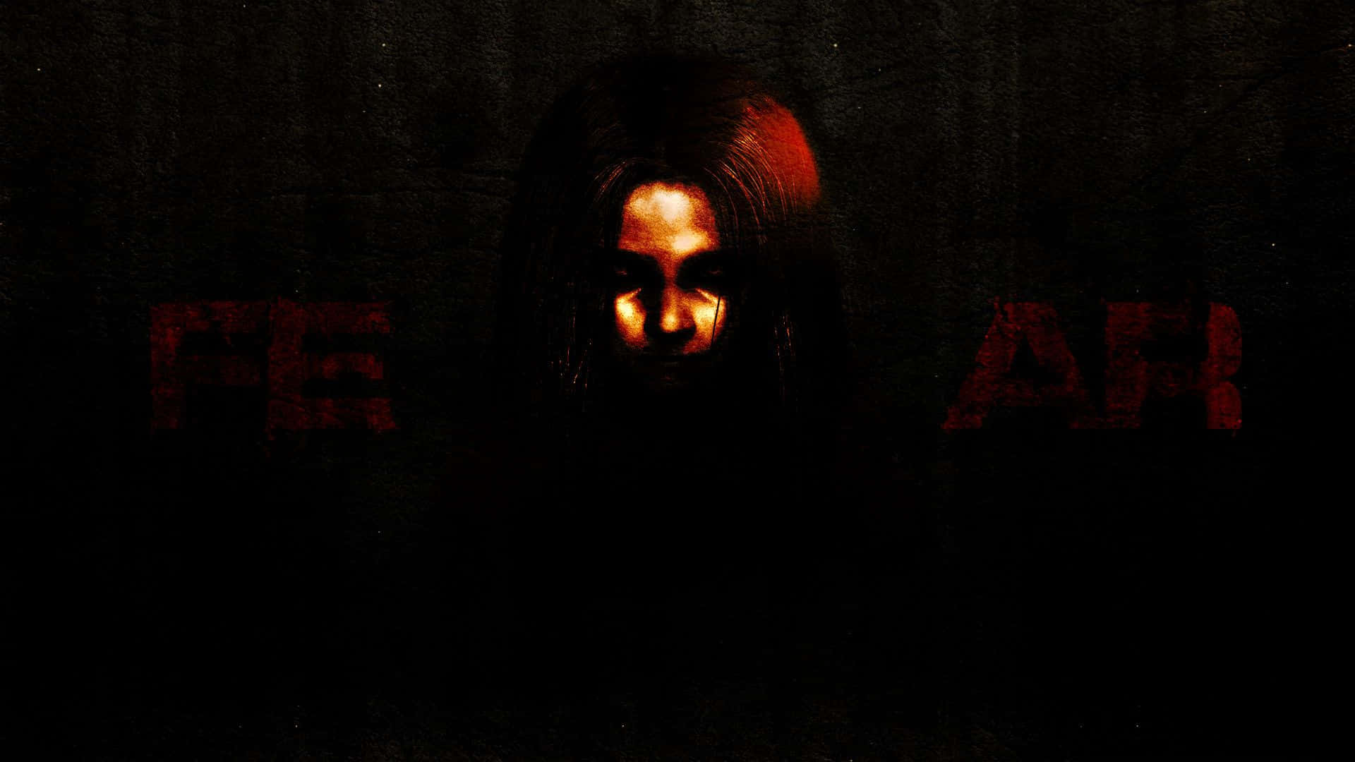 Dark Fear 桌布 壁紙 — 一個陰暗的身影，眼睛發光，紅髮，從黑暗中浮現，帶有血紅色的「恐懼」字樣。