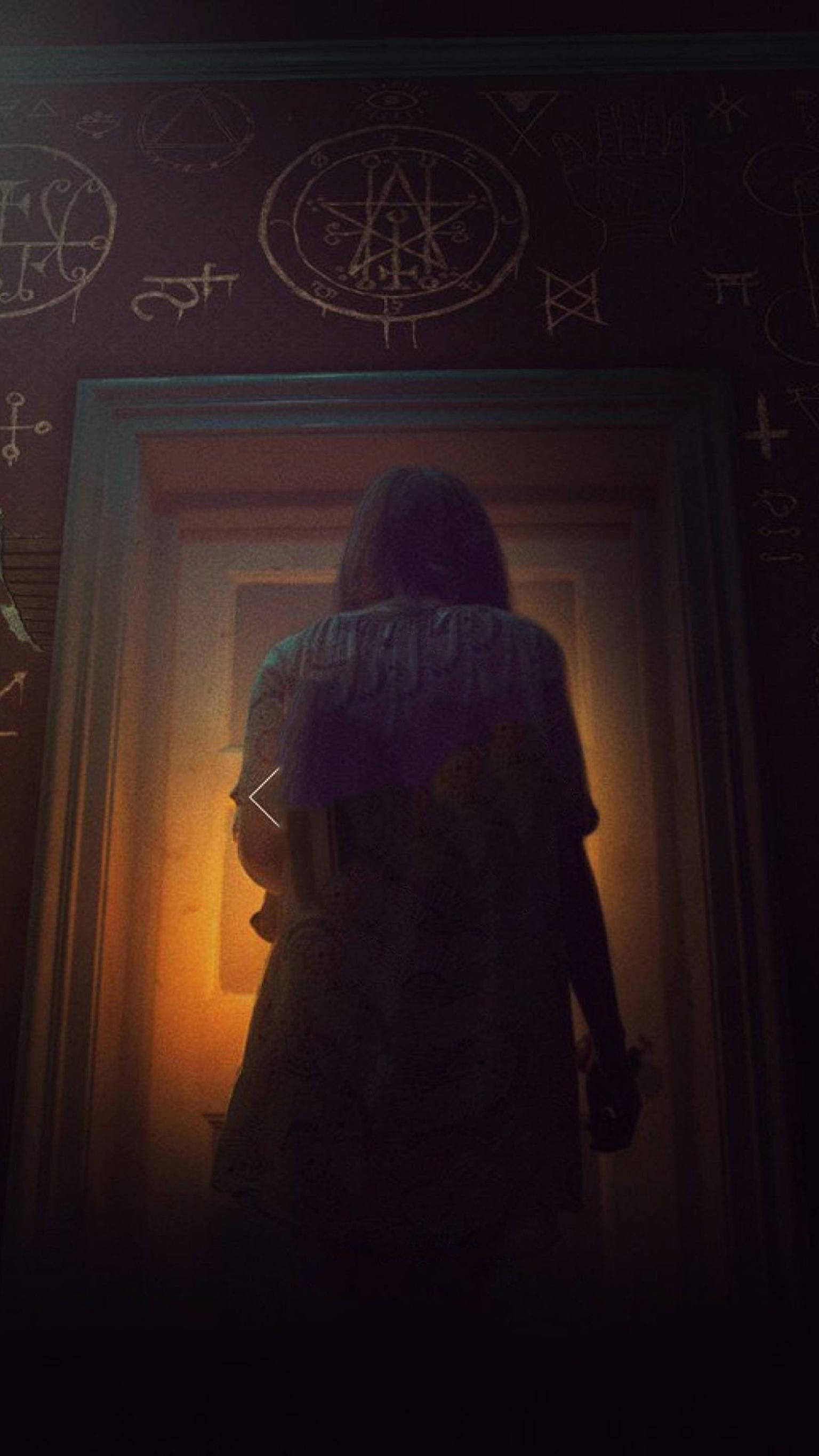 Dark Phone 桌布 壁紙 — 一個陰暗的身影站在門口，身後牆上隱約發光的 occult 符號框住了他們。