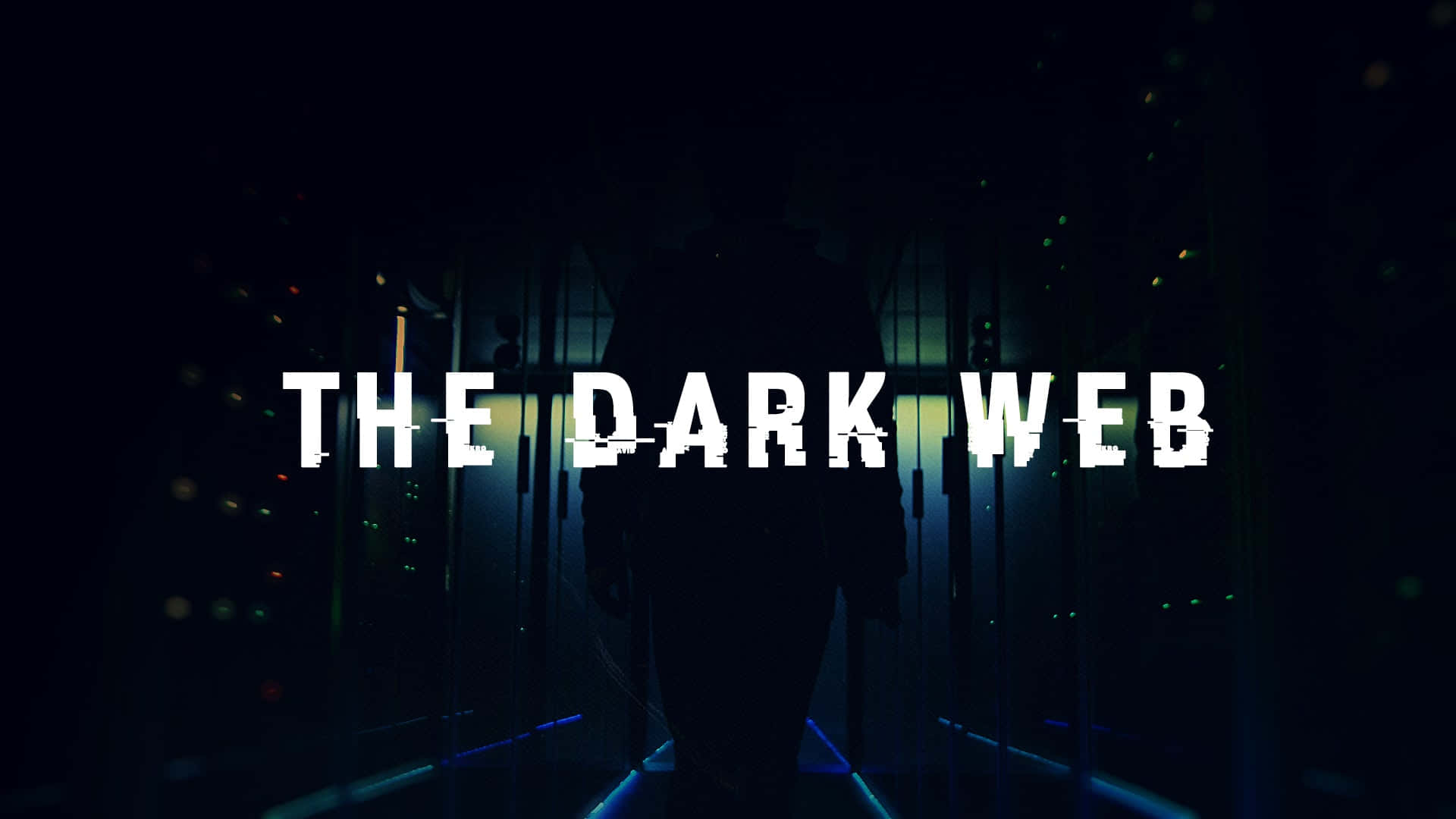 Dark Web 桌布 壁紙 — 一個陰暗的身影走在燈光昏暗的伺服器室走廊，有發光的藍色燈光和以故障白色字體顯示的「THE DARK WEB」文字。