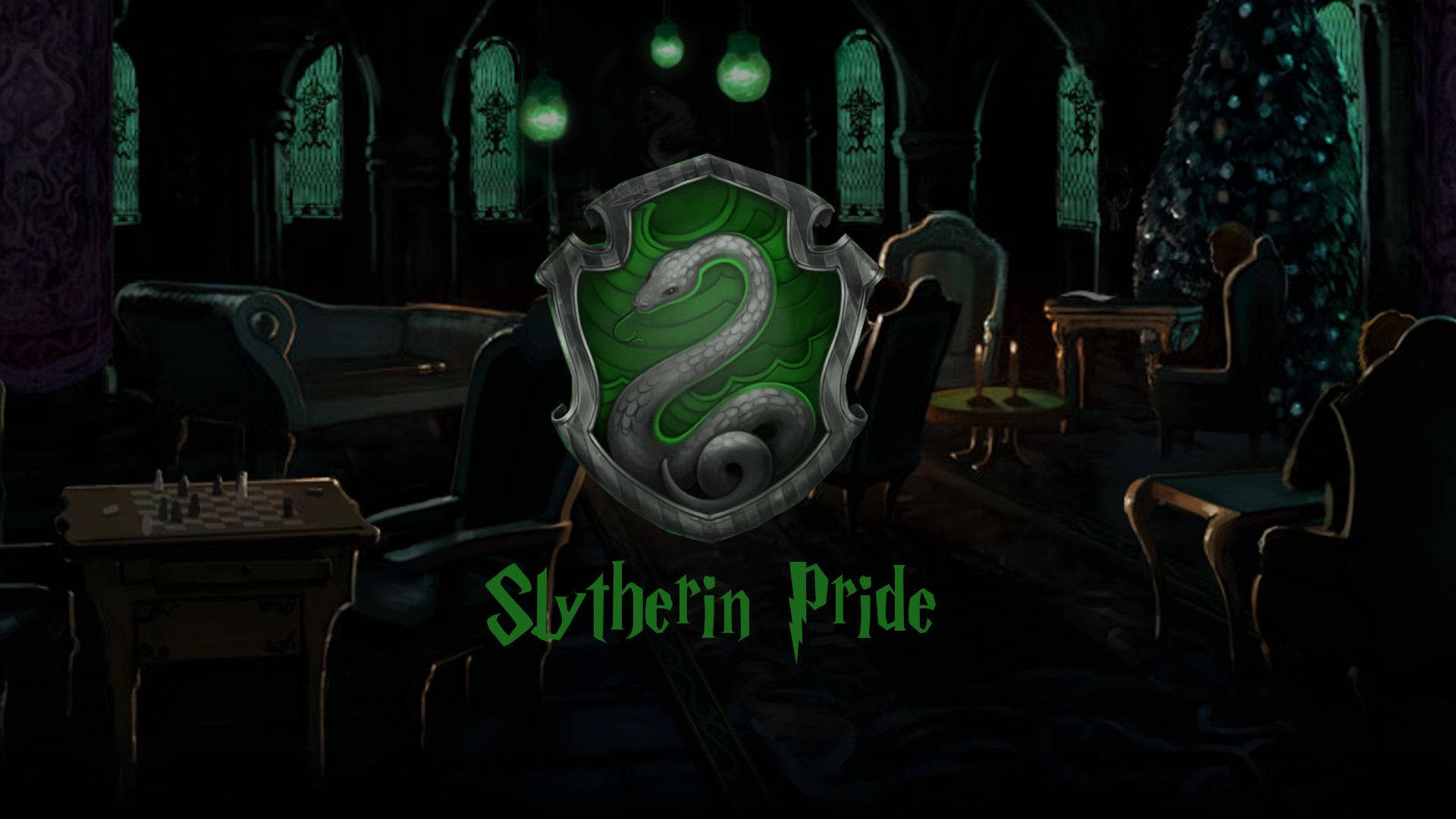 Slytherin Aesthetic 桌布 壁紙 — 一個陰暗華麗的史萊哲林交誼廳，帶有綠色發光燈籠和顯眼的史萊哲林徽章。