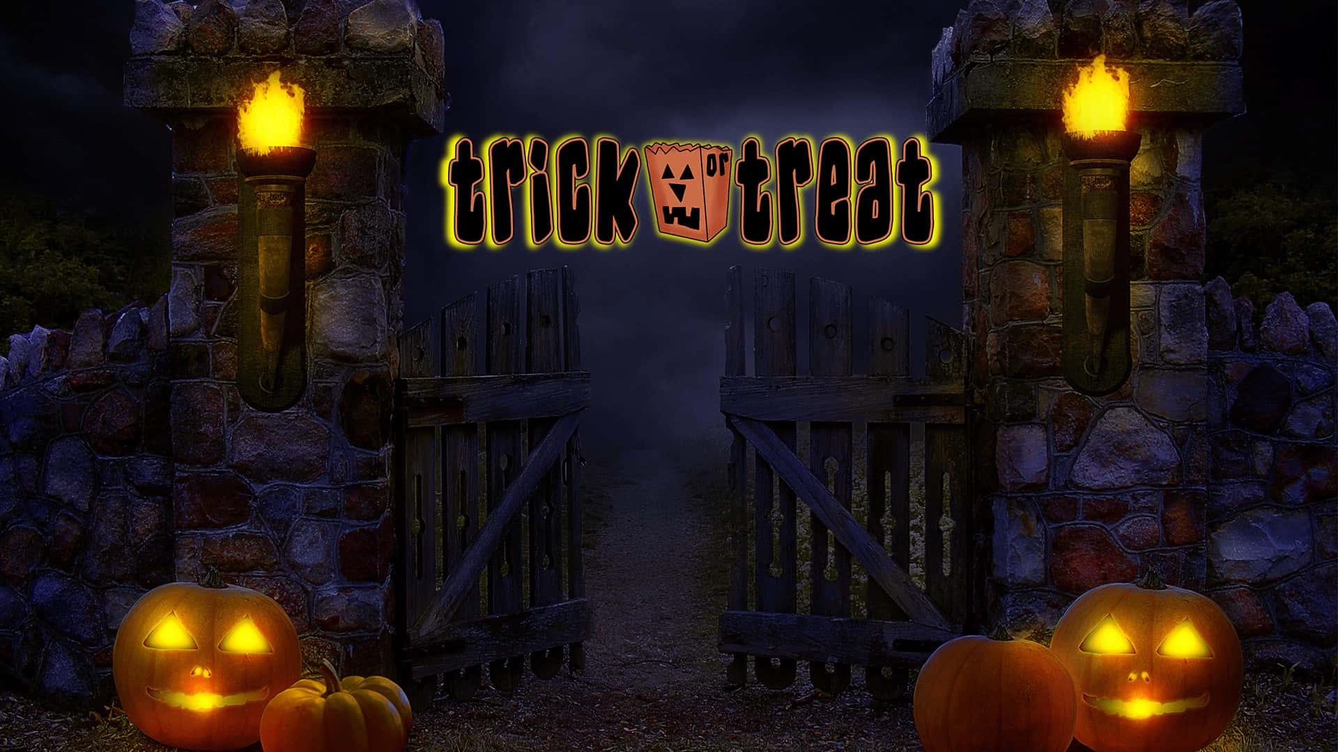 Trick Or Treat 桌布 壁紙 — 一個陰森的 stone 門，帶有發光的傑克南瓜燈和熾熱的火把，在黑暗的夜空下框住一個「不給糖就搗蛋」的標誌。