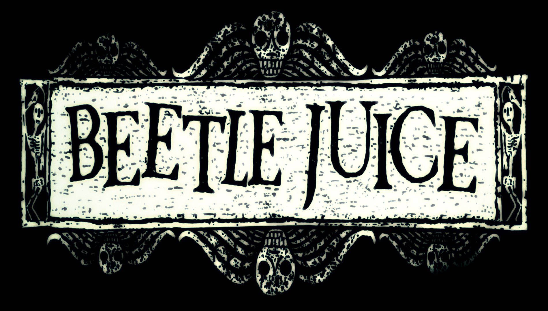 Beetlejuice 桌布 壁紙 — 一個陰森的復古風格標誌，黑色背景上以粗體字寫著「BEETLE JUICE」，並由骷髏頭和骨架圖案框住。