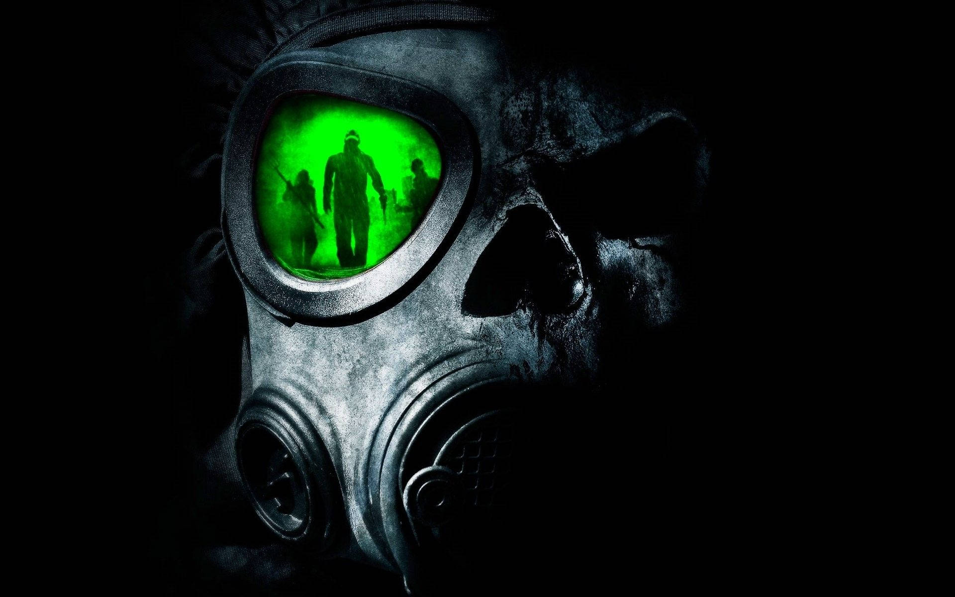Mask 桌布 壁紙 — 一個陰森的防毒面具，帶有發光的綠色鏡片，在漆黑背景的毒霧中反射出詭異的人物剪影。