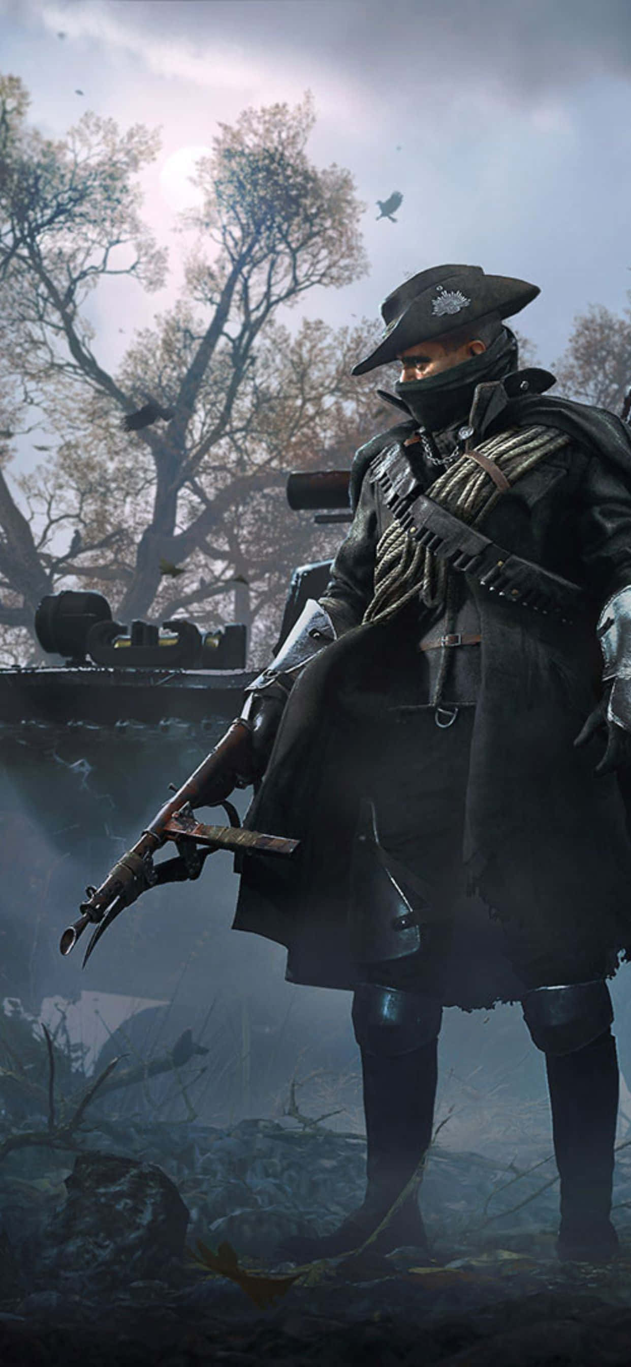Battlefield V 桌布 壁紙 — 一個陰沉的士兵，身穿深色外套和三角帽，在迷霧森林中手持步槍，烏鴉在頭頂飛翔。