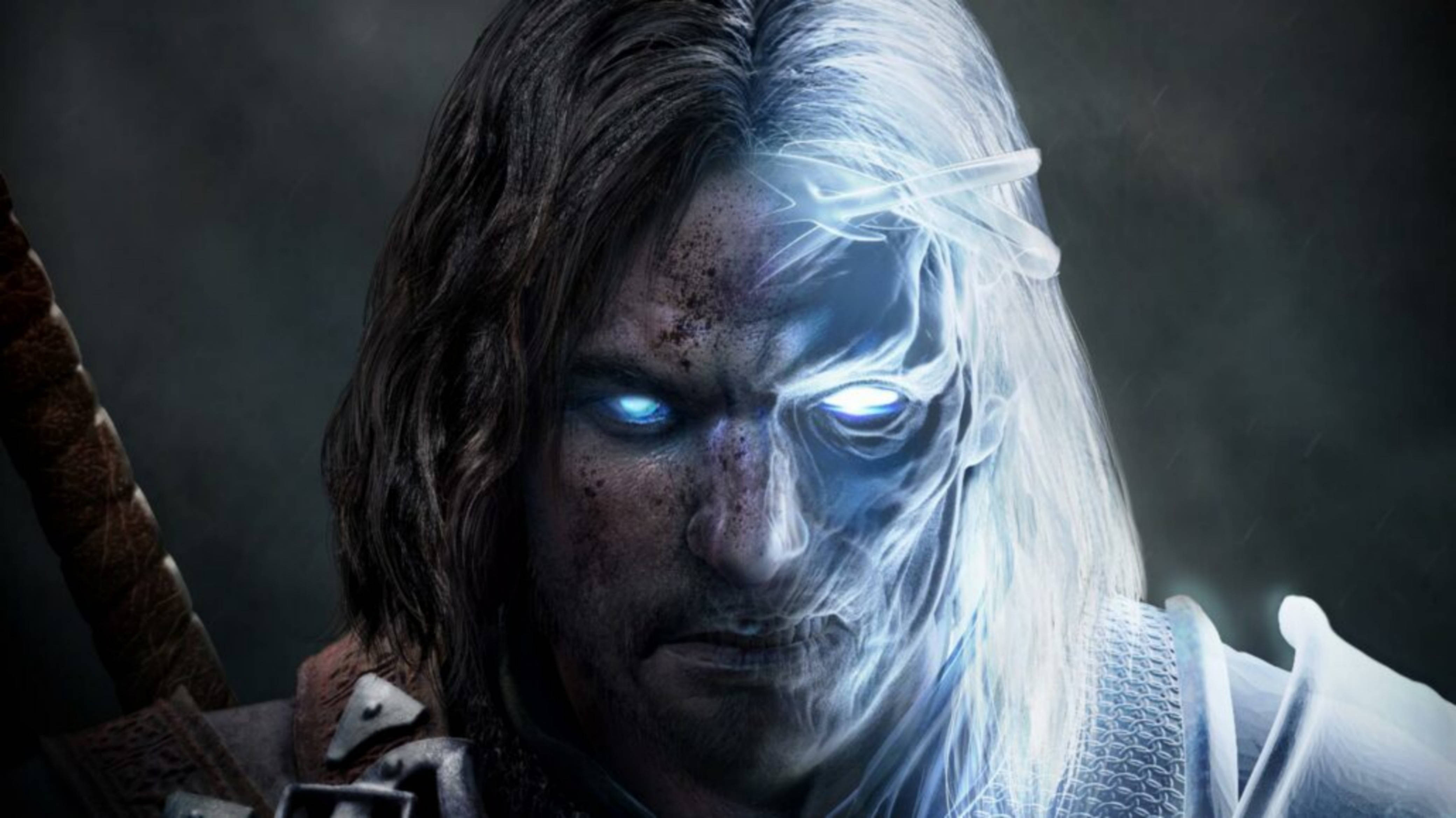 shadow of war 4K 桌布 壁紙 — 一個陰沉的奇幻戰士，擁有發光的藍色眼睛和半明半暗的臉龐，在黑暗煙霧繚繞的背景中強烈凝視。