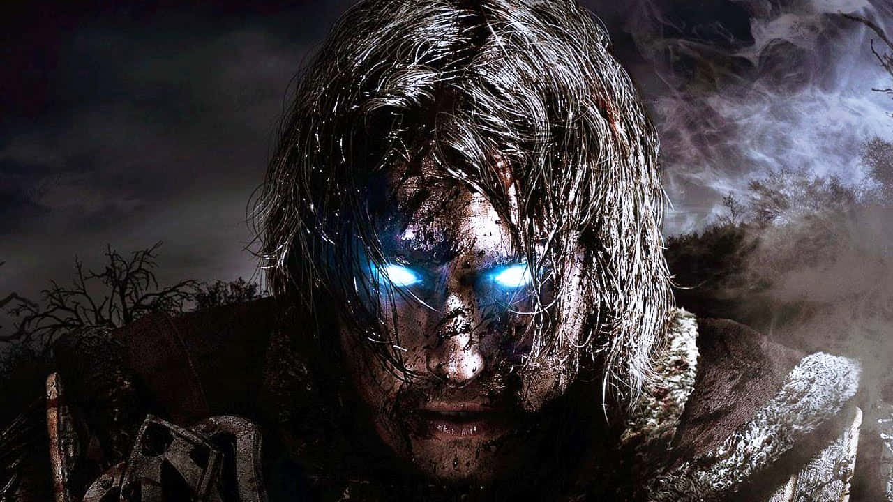 HD Shadow Of Mordor 桌布 壁紙 — 一個陰沉的戰士，擁有發光的藍色眼睛和蓬亂的頭髮，在黑暗暴風雨的背景下強烈凝視。
