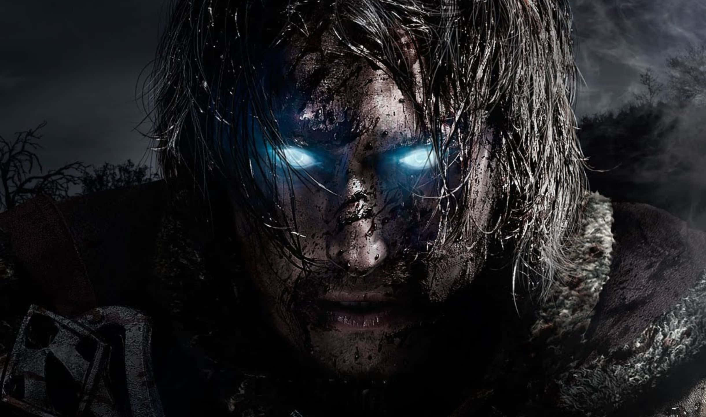 2440x1440 Shadow Of Mordor 桌布 壁紙 — 一個陰沉的戰士，擁有發光的藍色眼睛和泥濘的臉，在黑暗暴風雨的背景下強烈凝視。