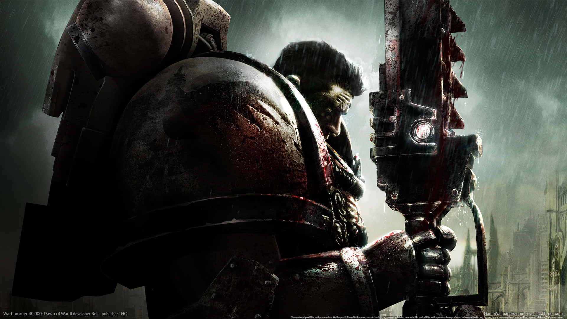 Dawn Of War Iii 桌布 壁紙 — 一個陰沉的戰士身穿血跡斑斑的盔甲，在暴風雨的天空下，背景是廢墟城市，緊握著一把巨大的鏈鋸劍。