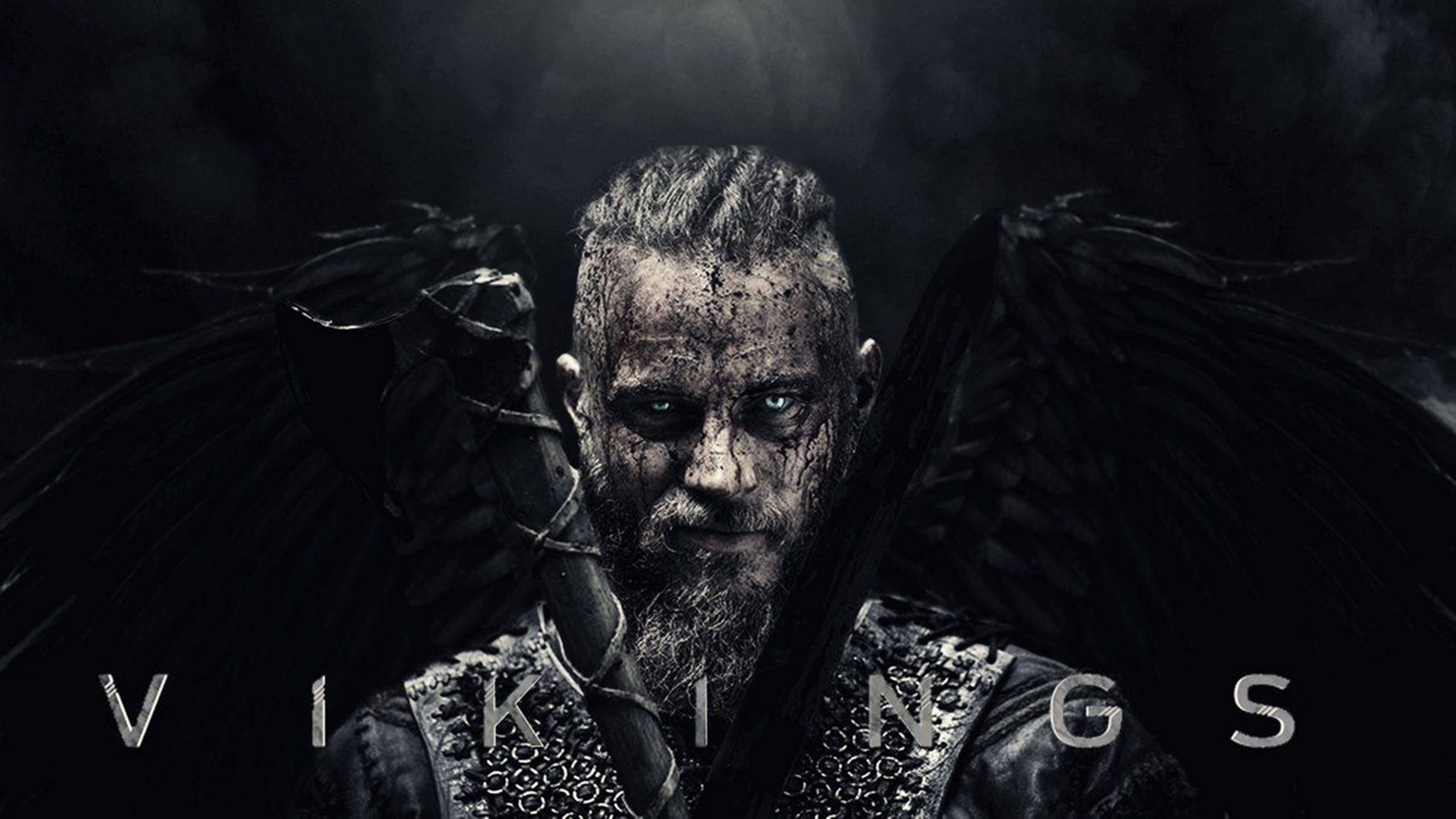 Vikings 桌布 壁紙 — 一個陰沉的維京戰士，擁有黑色翅膀和戰鬥傷疤，在黑暗煙霧繚繞的背景中強烈凝視。