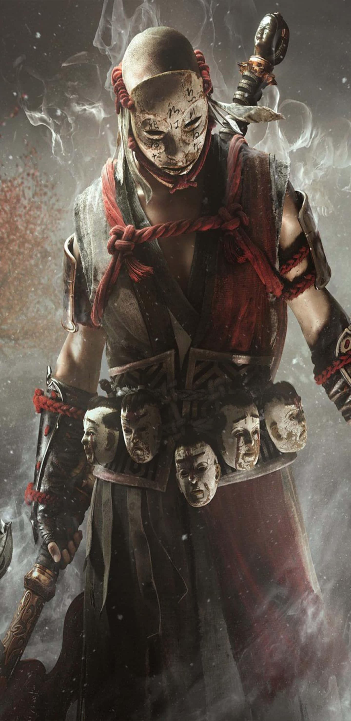 For Honor 桌布 壁紙 — 一個陰沉的蒙面戰士，身穿暗色長袍和紅色繩索鎧甲，站在旋轉的煙霧中，手持一把劍，腰帶上掛著骷髏頭。